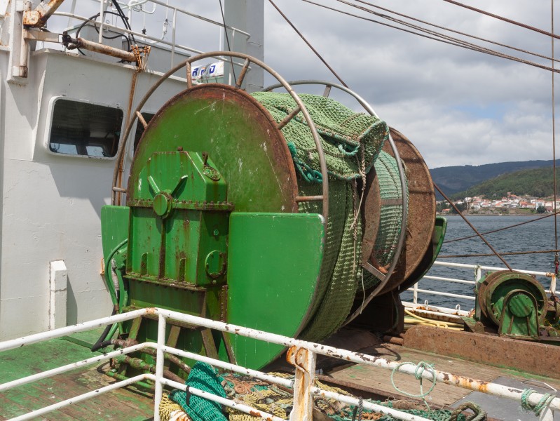 Aparello para recoller redes nunha embarcación pesqueira do porto de Muros. Galiza MU44