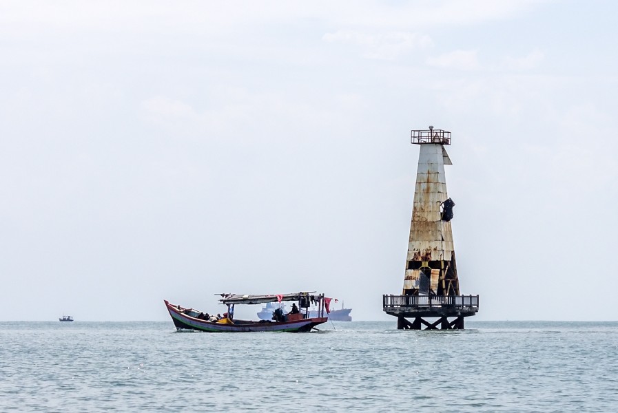 Boat passing ruined lighthouse, Teluk Penyu Beach, Cilacap 2015-03-21