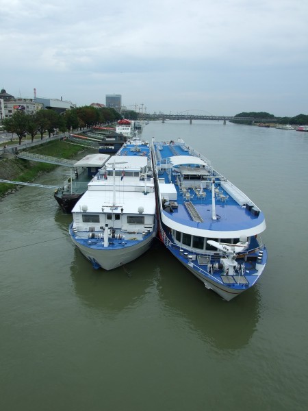 Bratislava, Staré Mesto, Nový most, lodě zakotvené na Dunaji