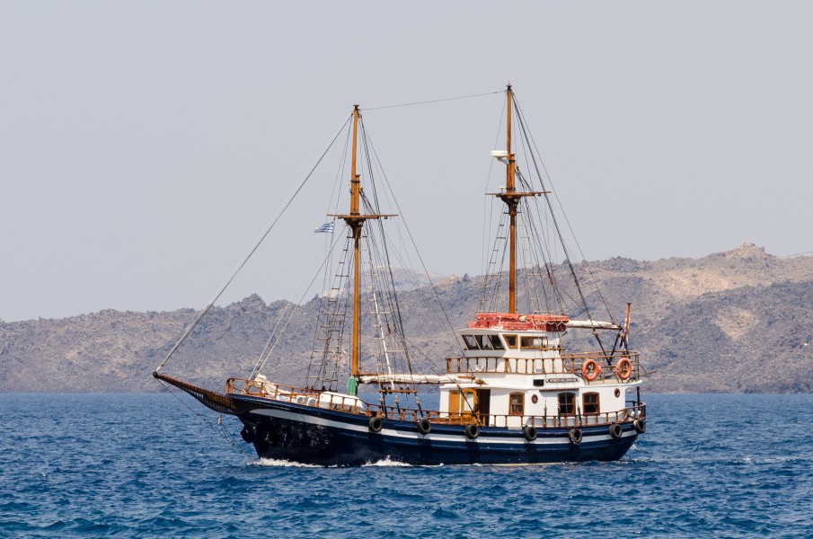 Excursion boat - Athinios port - Santorini - Greece - 07