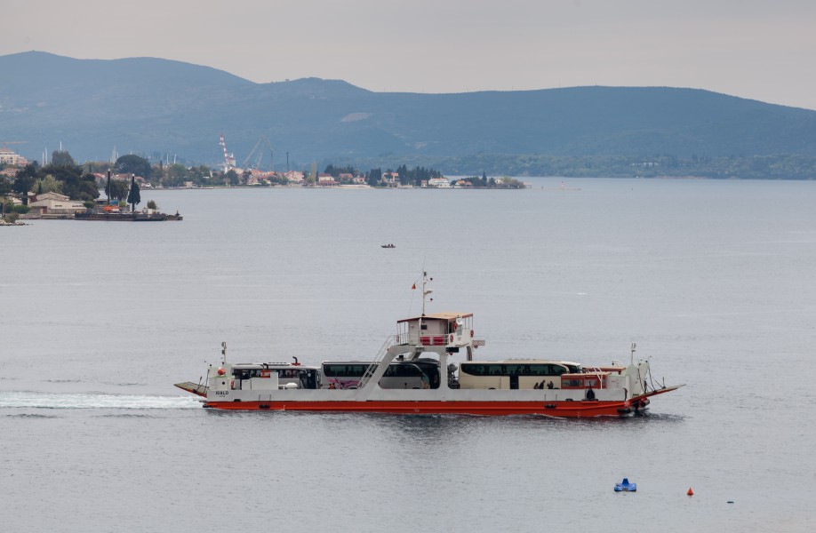 Ferry Lepetane - Kamenari, Bahía de Kotor, Montenegro, 2014-04-19, DD 01