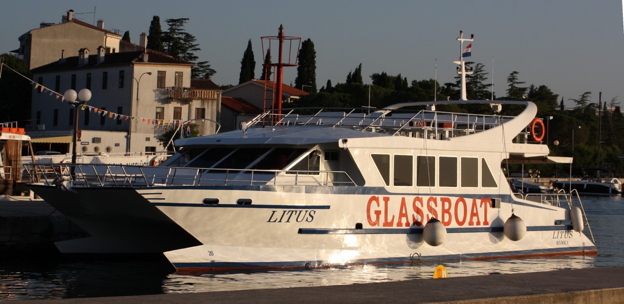 Glasboot im Hafen von Malinska nama Litus