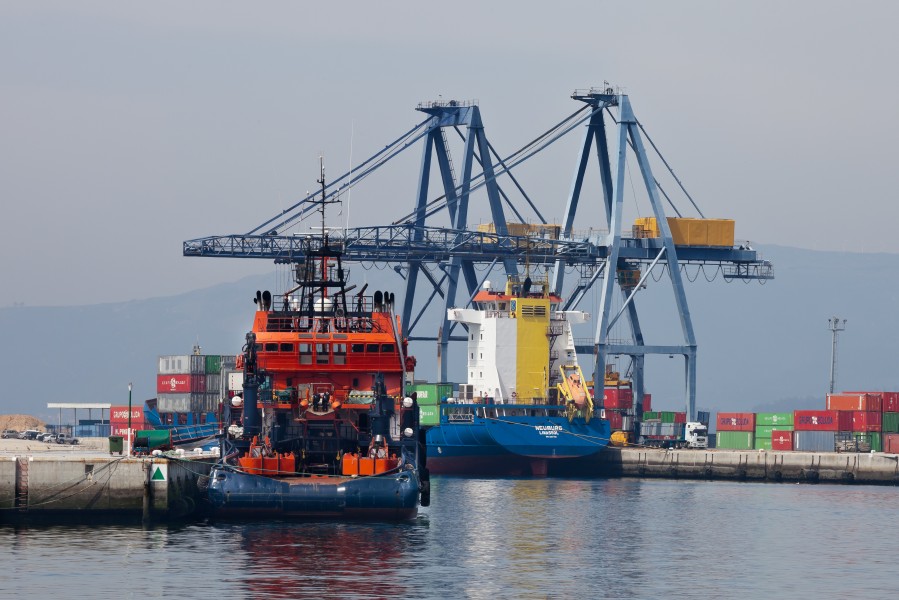 Guindastres e embarcacións no porto de Vilagarcía de Arousa. Galiza-V16