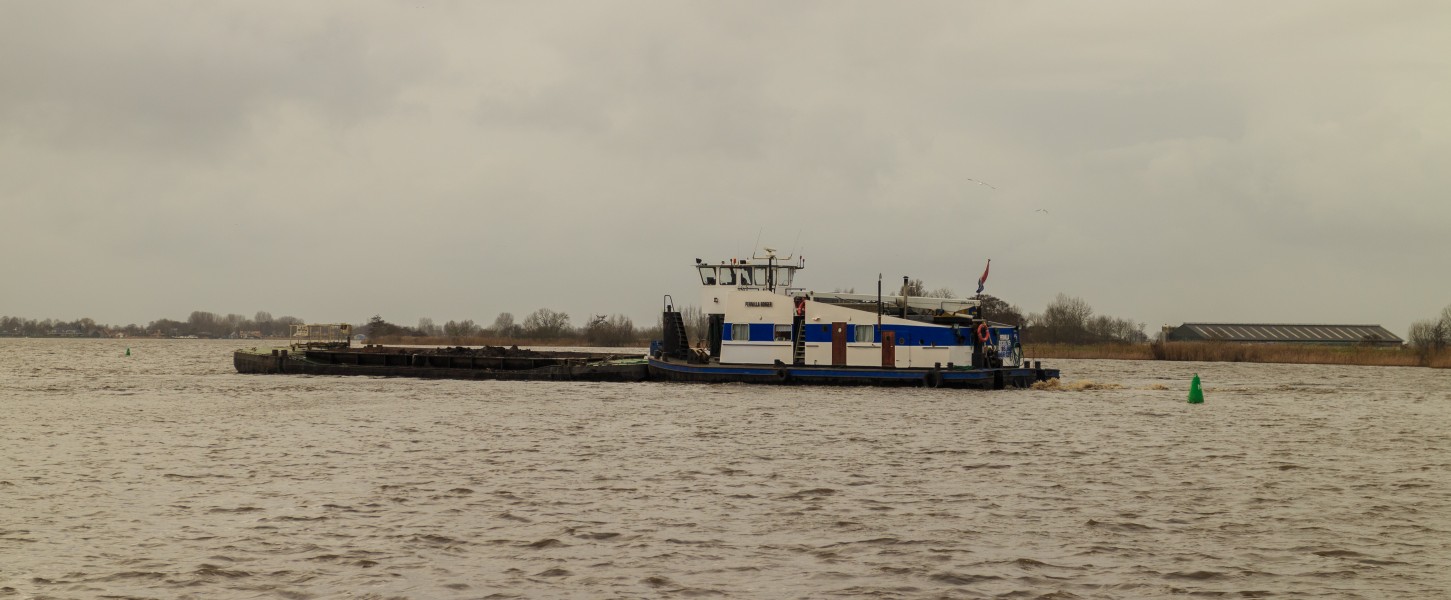 Motorduwboot Pernilla verplaatst een met bagger gevulde duwbak 01