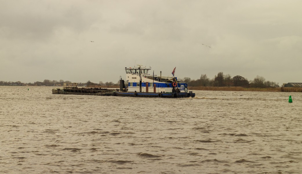 Motorduwboot Pernilla verplaatst een met bagger gevulde duwbak 02