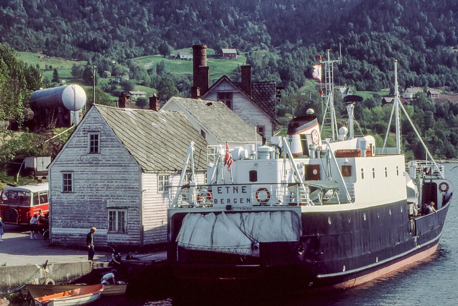 MS Etne ved kai i Herøysund, Kvinnherad i 1981. Foto Harald Sætre