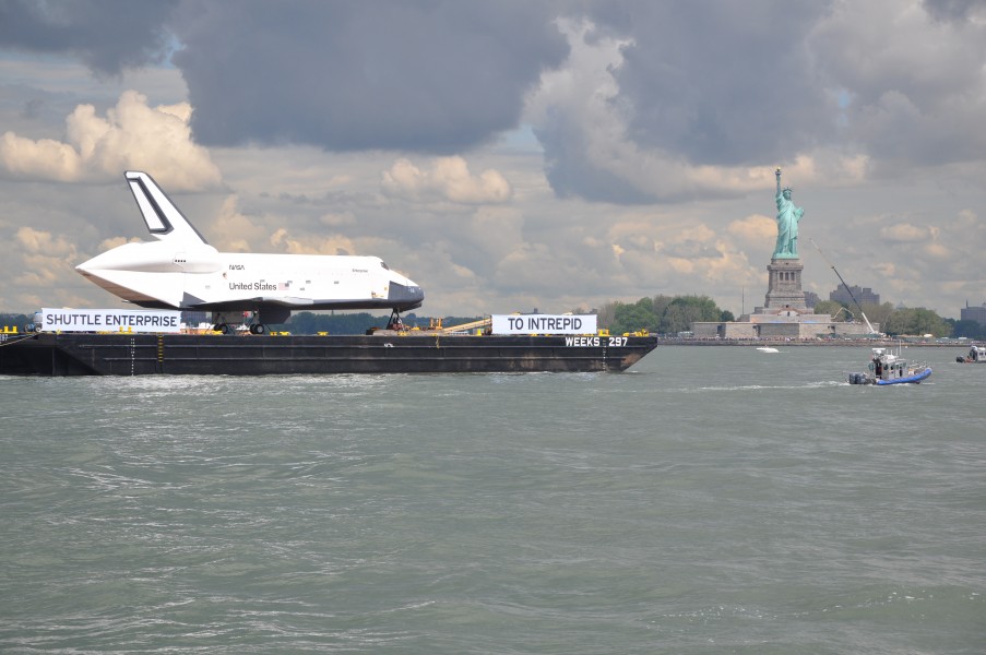 Space Shuttle Enterprise makes its way up the Hudson River to the USS Intrepid June 6, 2012 (7348200534)