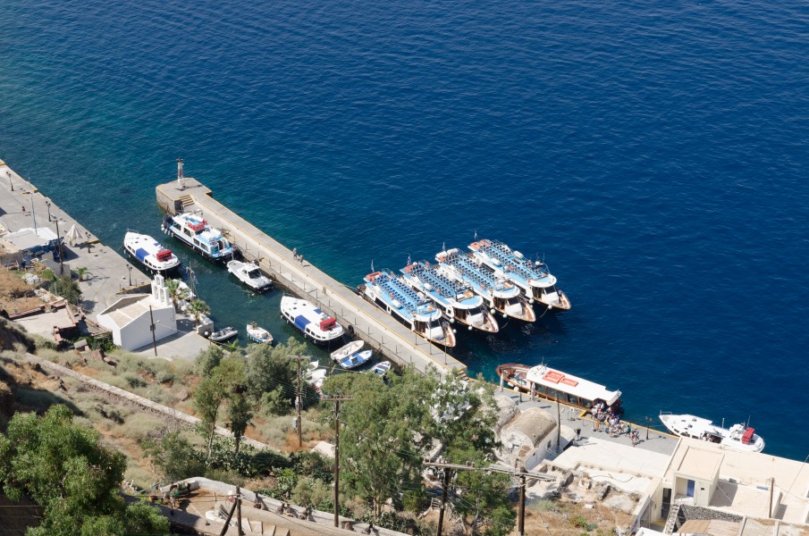 Tour boats in Mesa Gialos harbour - Fira - Santorini - Greece - 01
