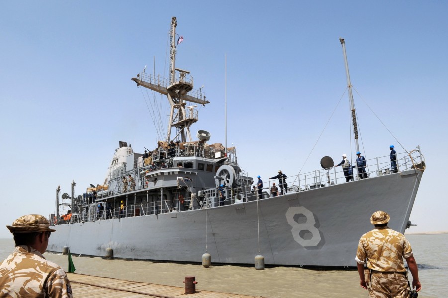 US Navy 090630-N-6814F-043 Mine countermeasure ship USS Scout (MCM 8) pulls into port at Umm Qasr, Iraq
