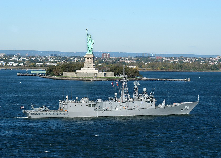 USS Simpson (FFG 56) sails past the Statue of Liberty