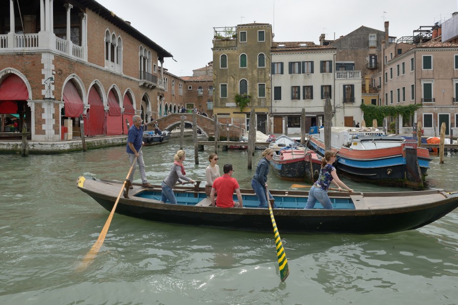 Vogatori sul Canal Grande con la Pescaria Venezia