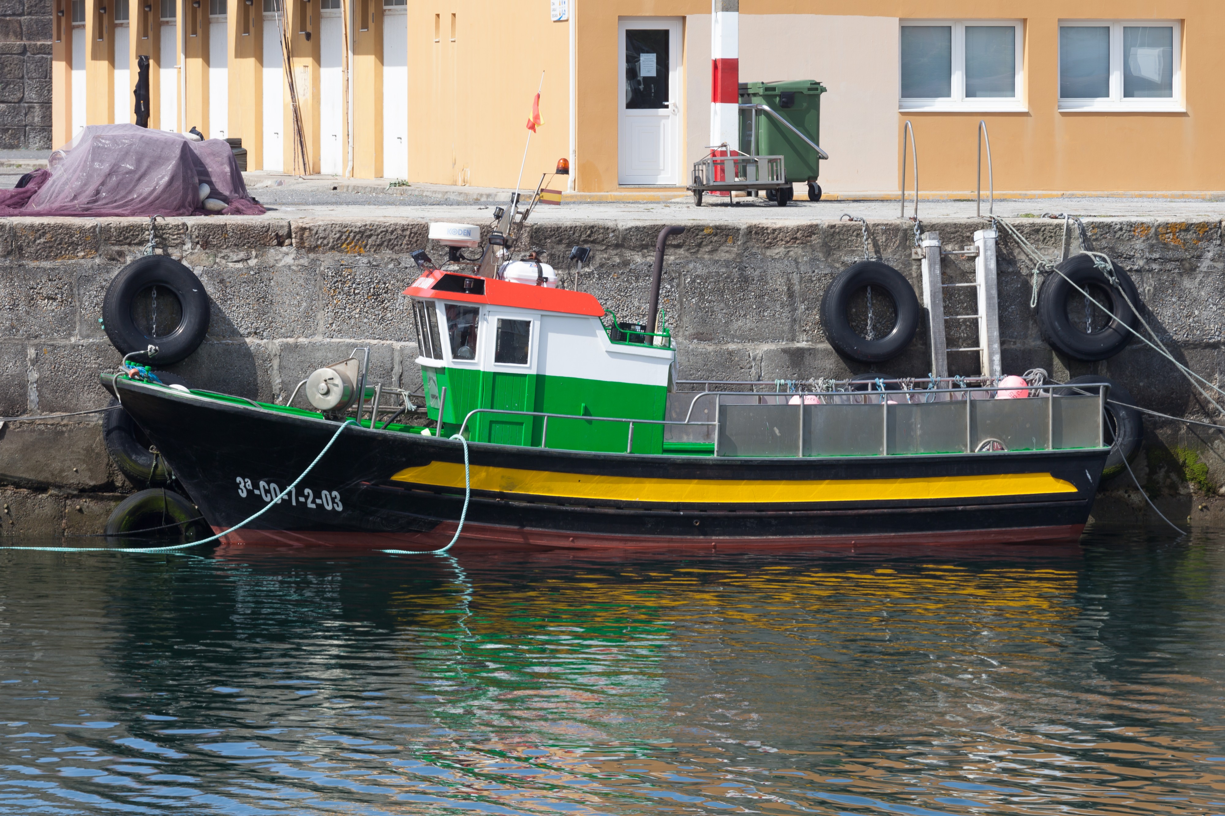 2014 Barco pesqueiro en Porto do Son. Galiza-P05