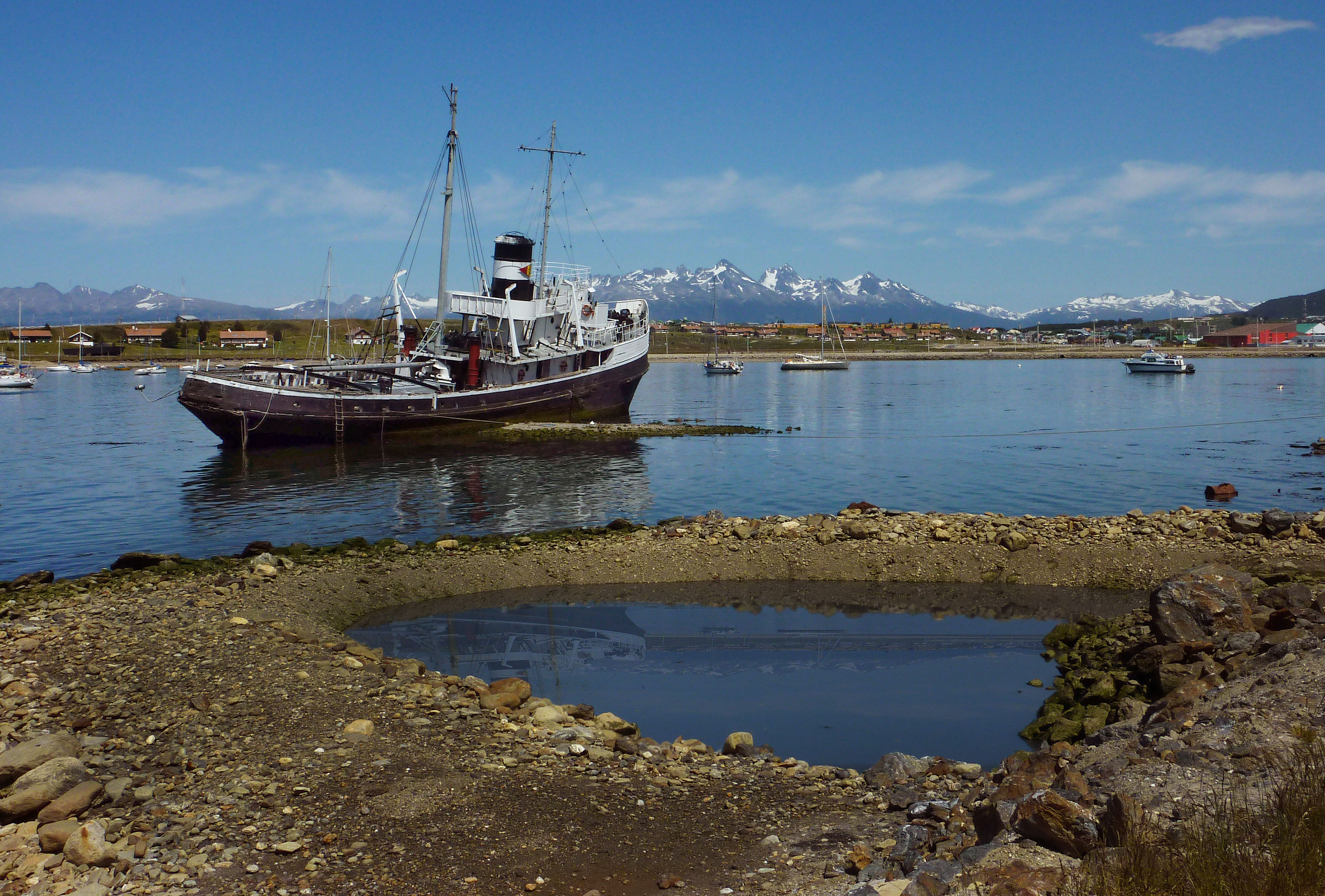 Tug in the port of Ushaiau -b