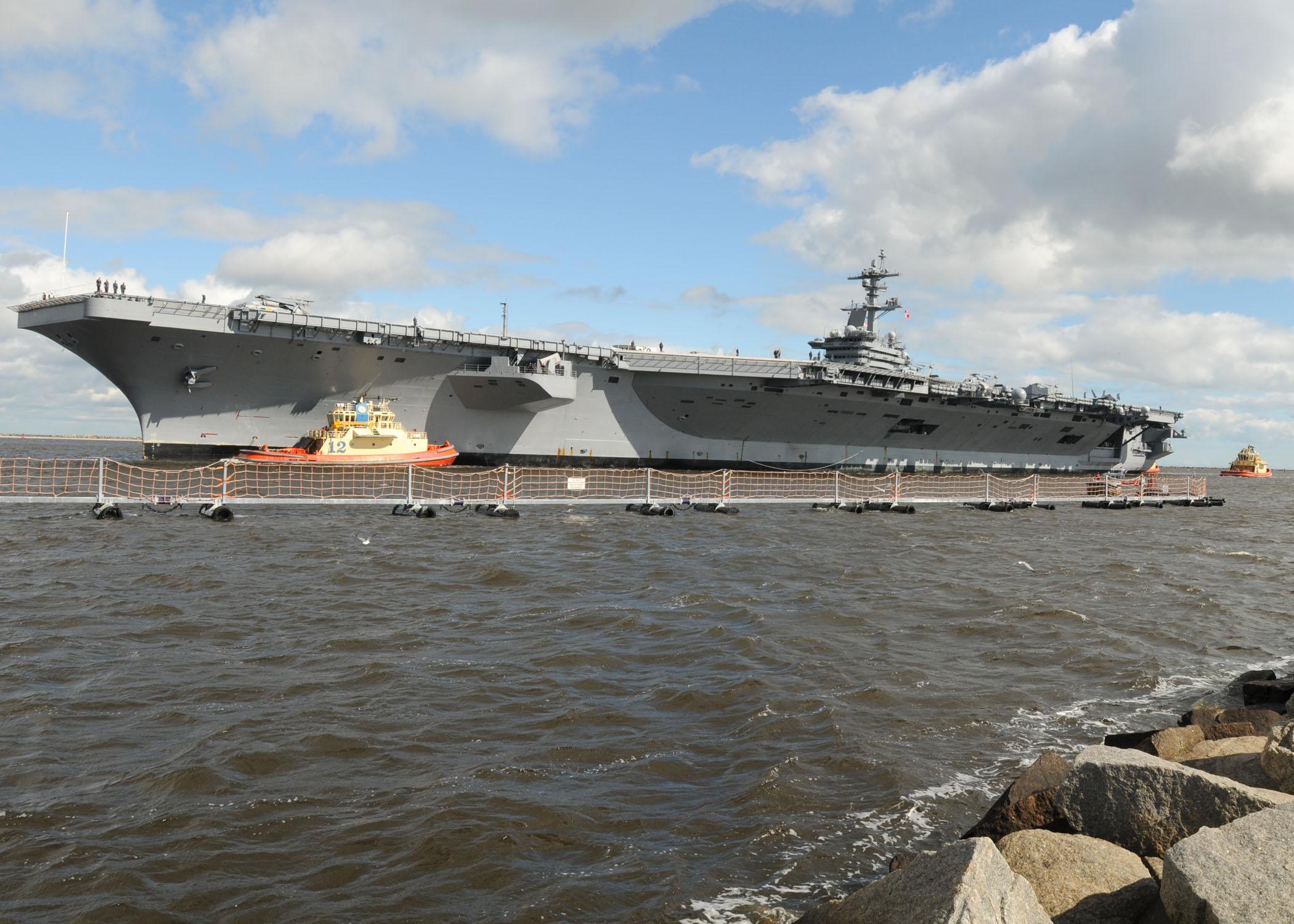 US Navy 100206-N-0486G-001 The aircraft carrier USS Carl Vinson (CVN 70) transits into the St. Johns River to Naval Station Mayport