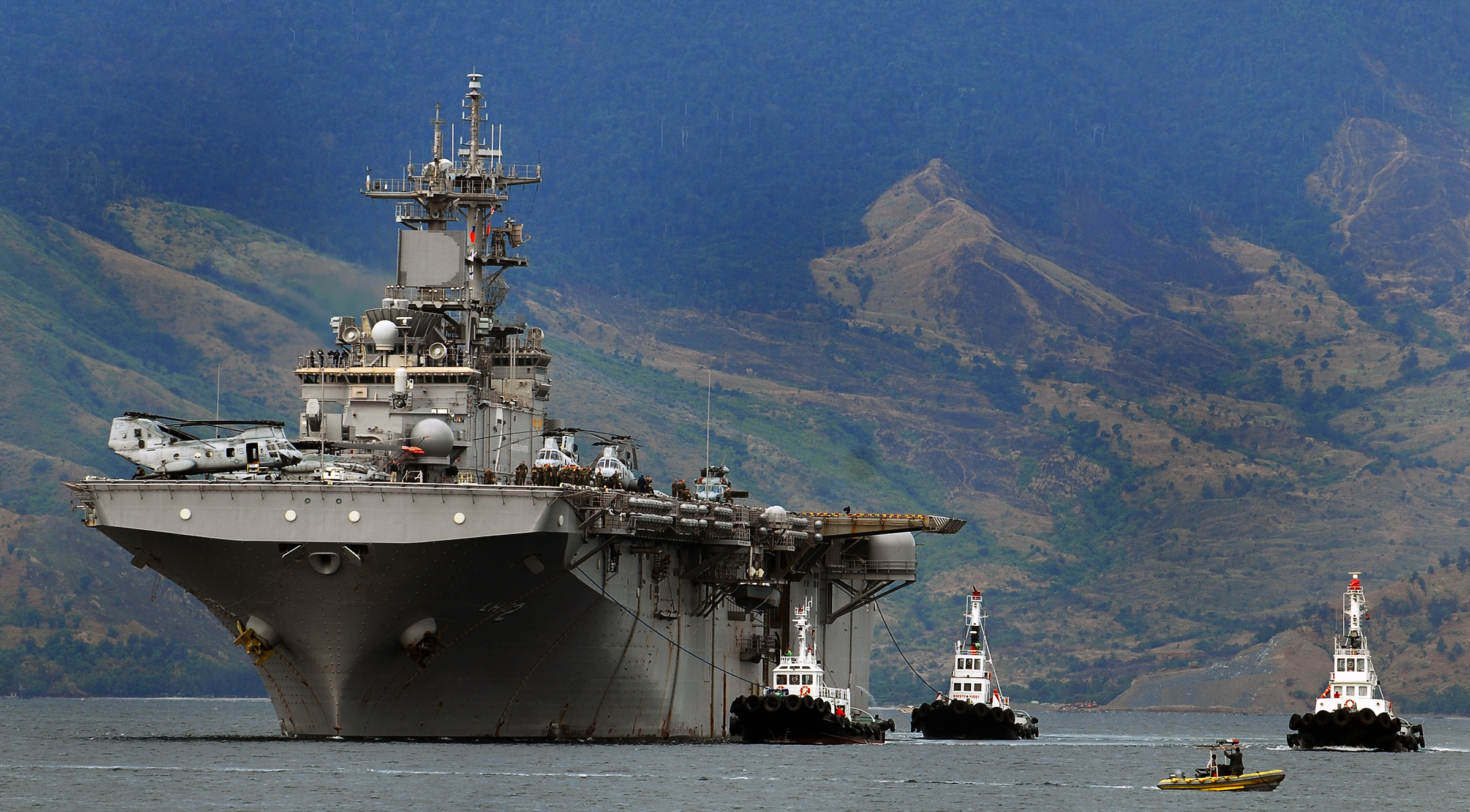 USS Essex enters port at the Subic Bay