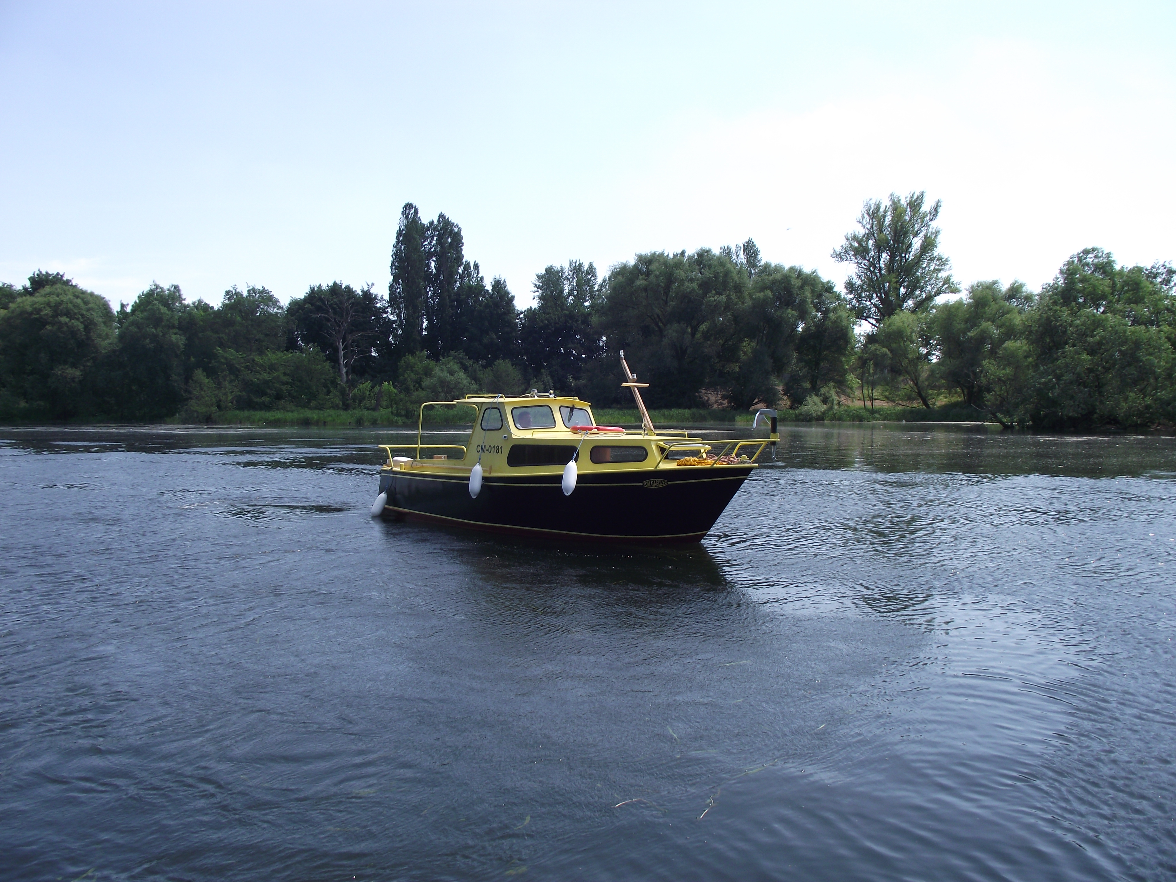 Yacht motorowy na rzece Brda w Bydgoszczy