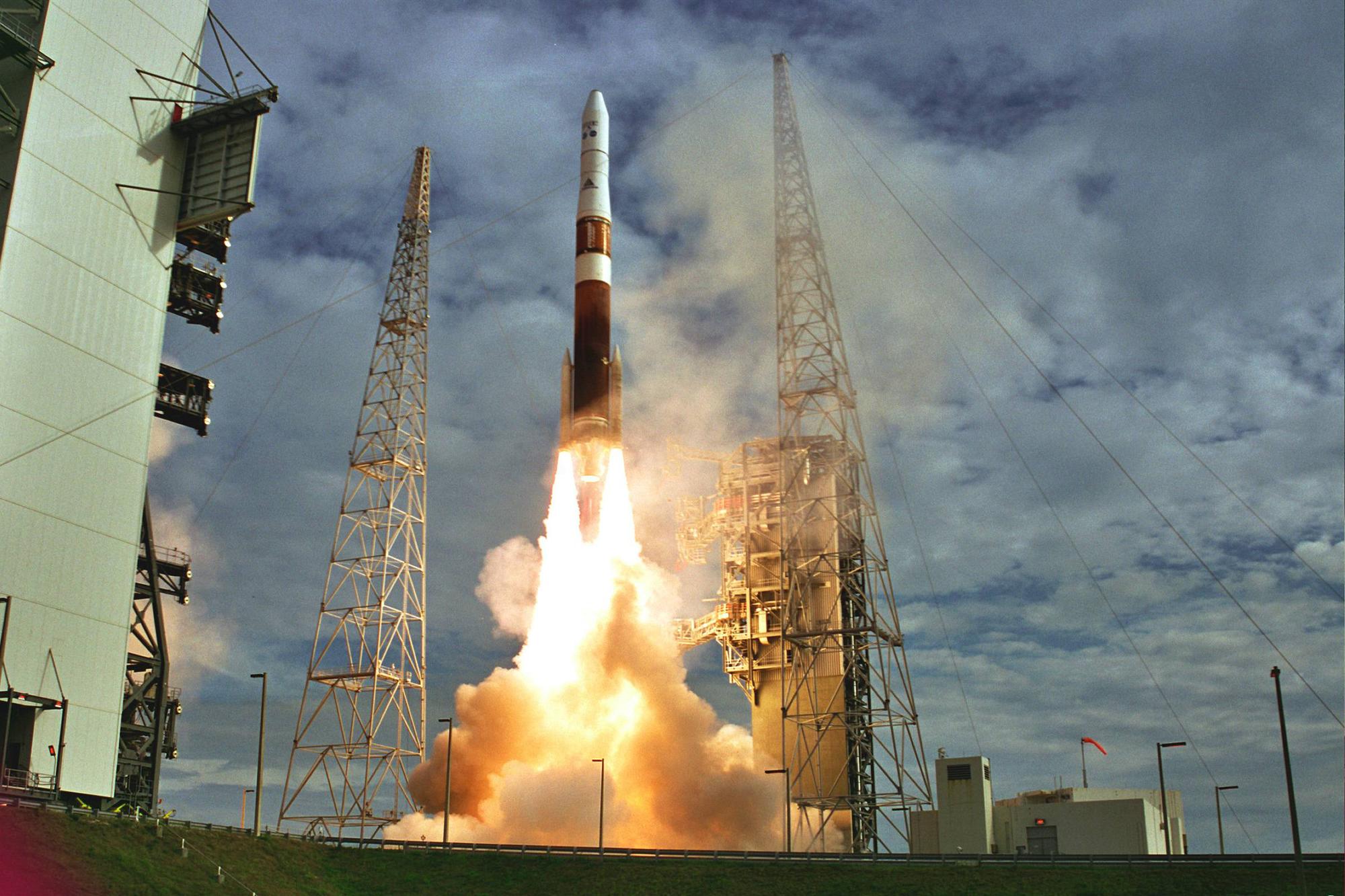 Delta IV Medium+ (4,2) leaves LC 37B with GOES-N