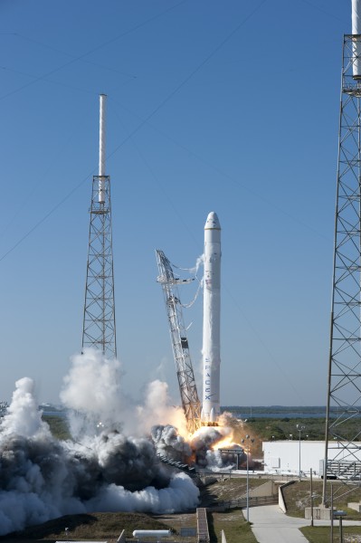 Falcon 9 lifted of with the Dragon capsule on top