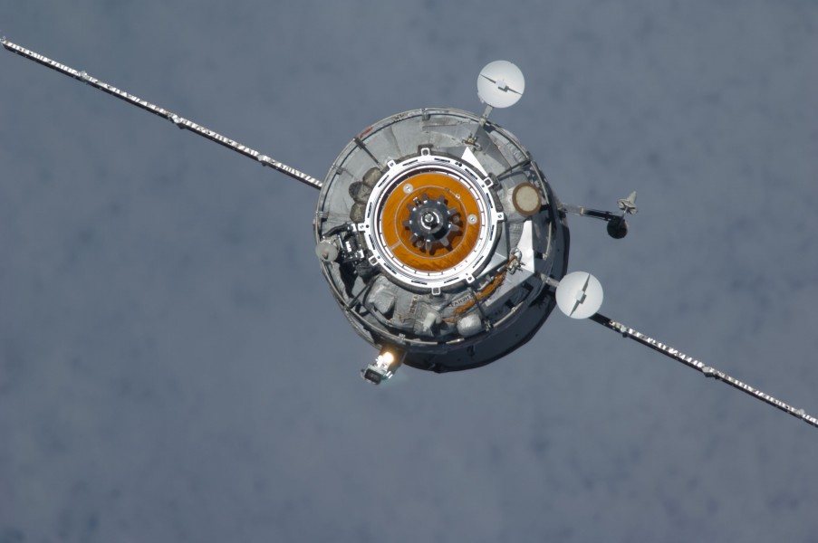 Poisk approaches ISS 05