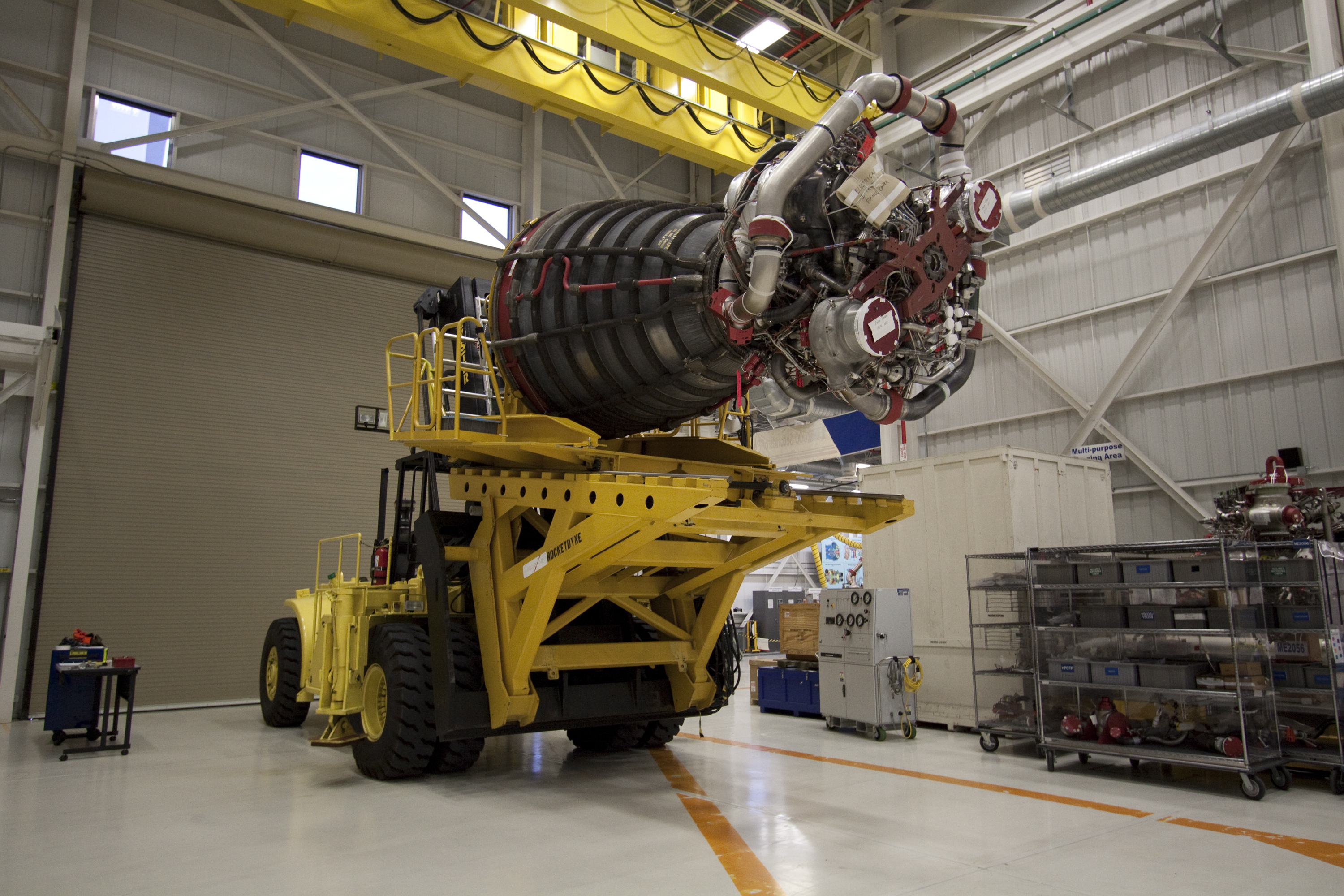STS132 main engine-installation4
