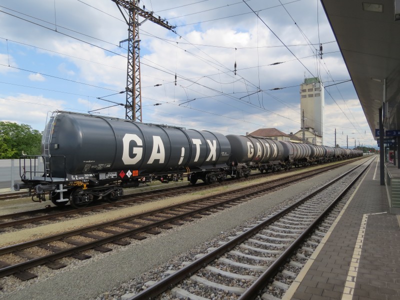 2018-06-19 (136) 37 84 7829 684-1 and other freight wagons at Bahnhof Herzogenburg