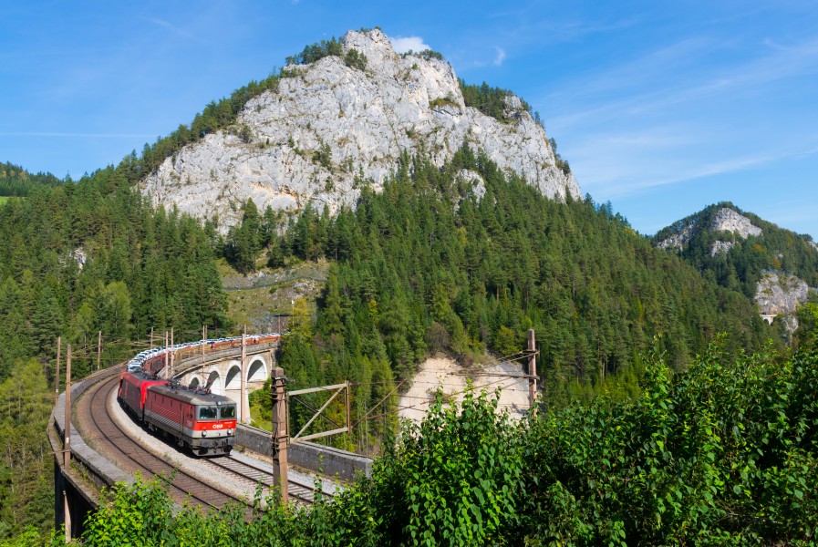 ÖBB 1144-004 with a freight train on the Kalte Rinne Viaduct, 01.10.2016