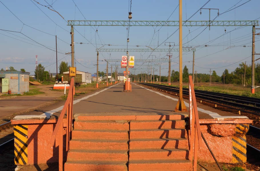 Taldom 05-2012 railstation platform