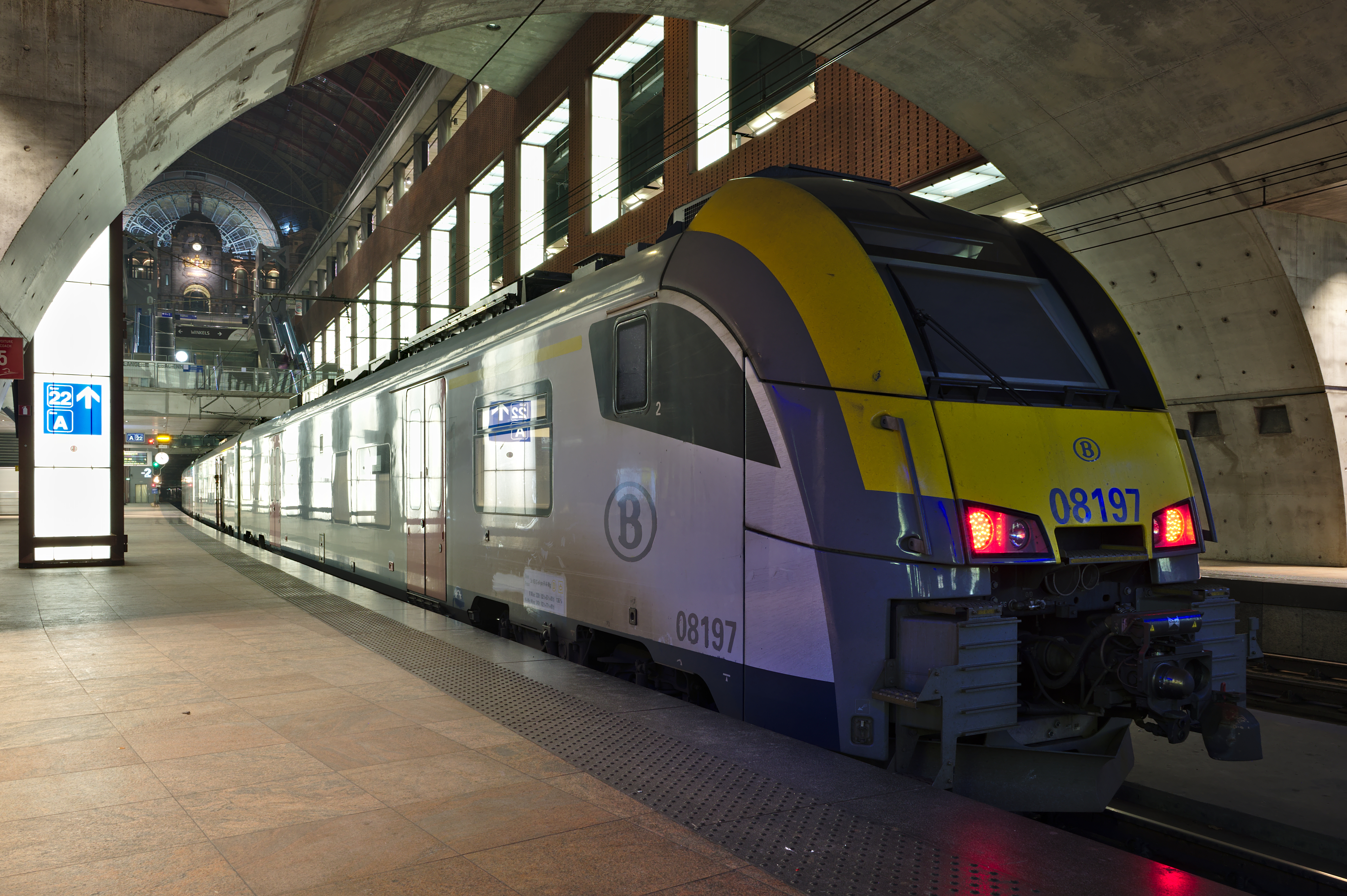 SNCB Desiro ML (Class AM08 08197) at Antwerp Central Station level -2 platform 22 looking towards the main hall (DSCF4782)