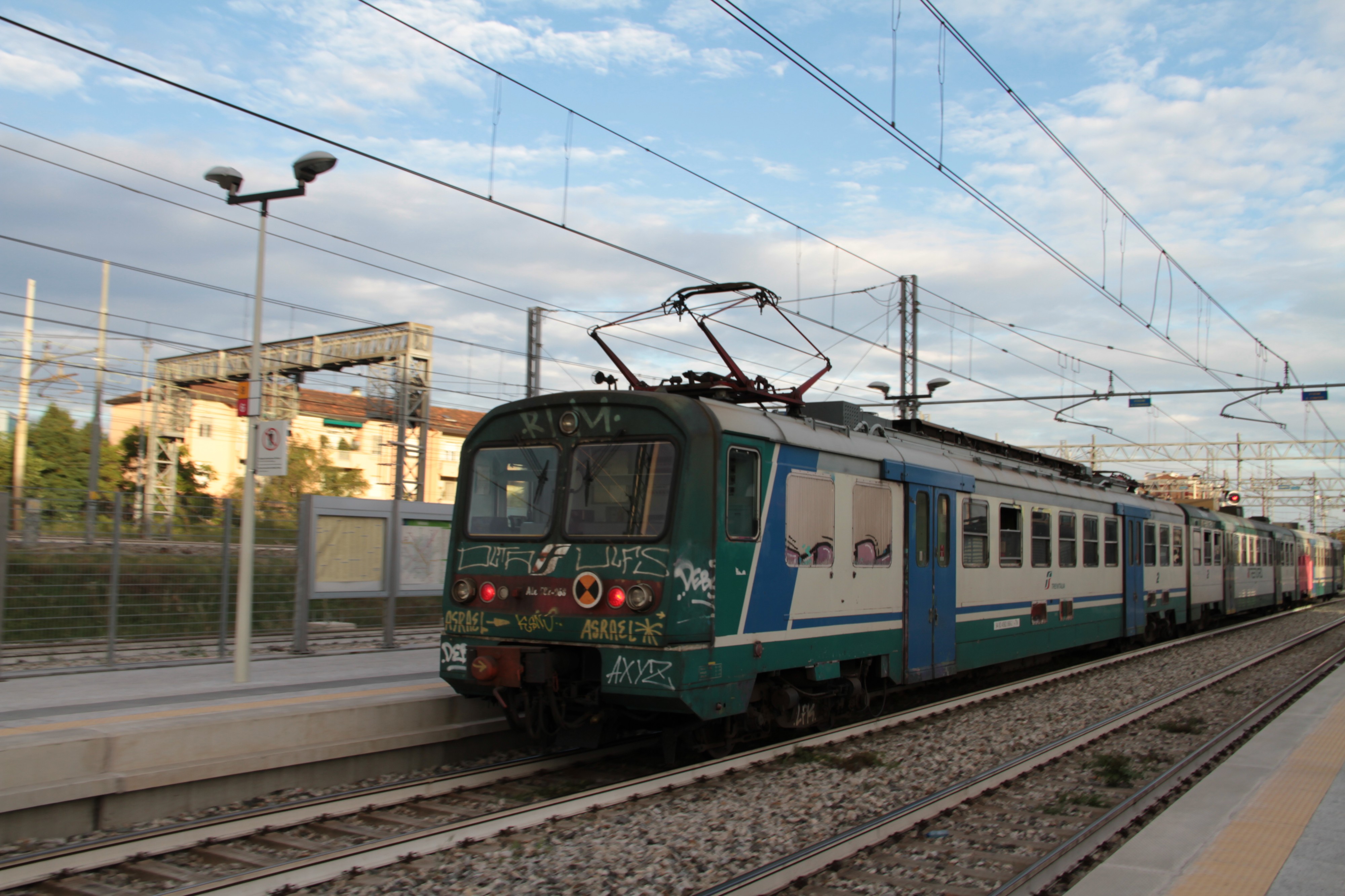 2016-06-21 Wikimania, Train station Milano Forlanini - Trenord (freddy2001) (16)