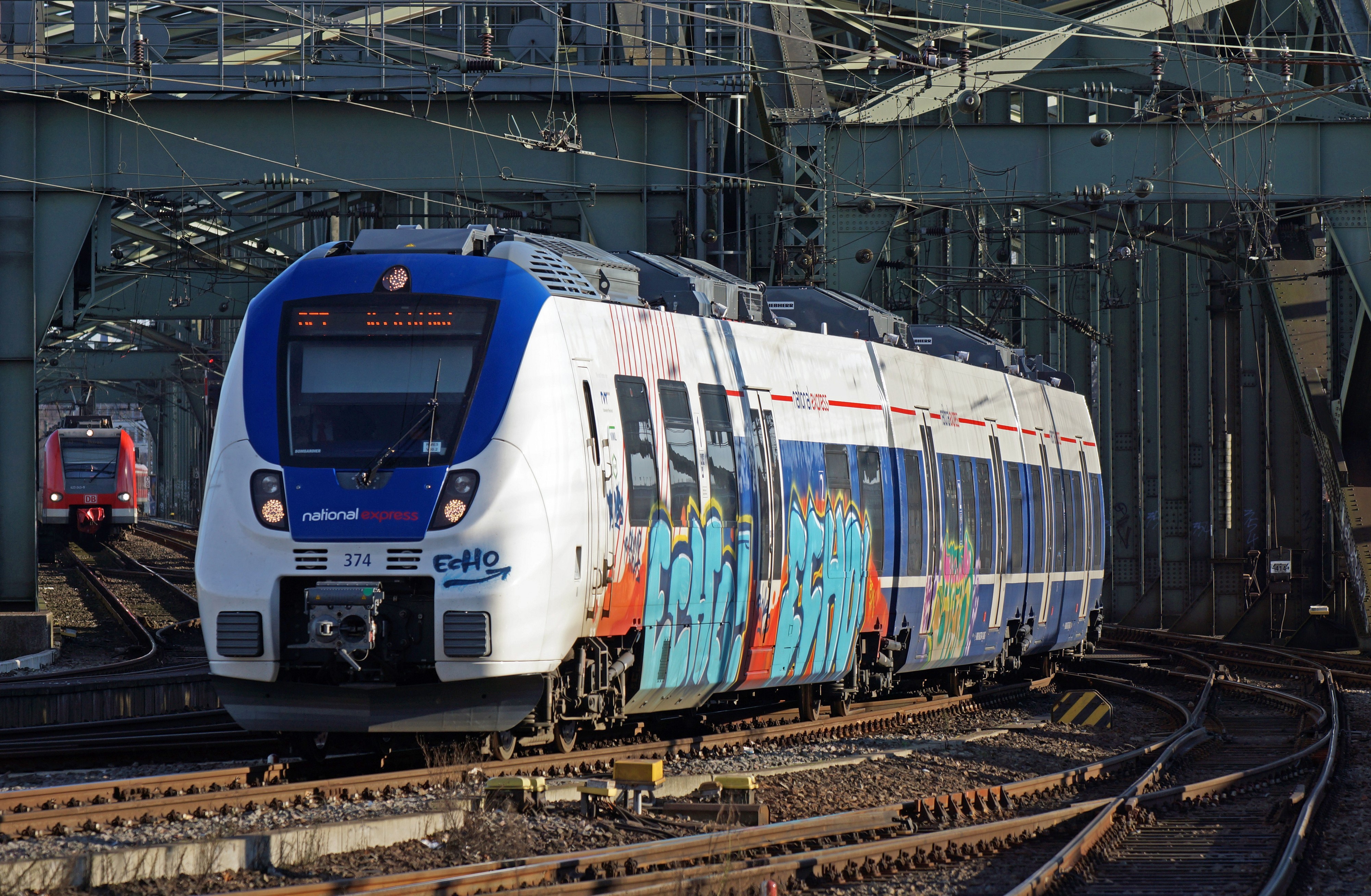 NEX 374 + 874 Köln Hauptbahnhof 2015-12-26-01