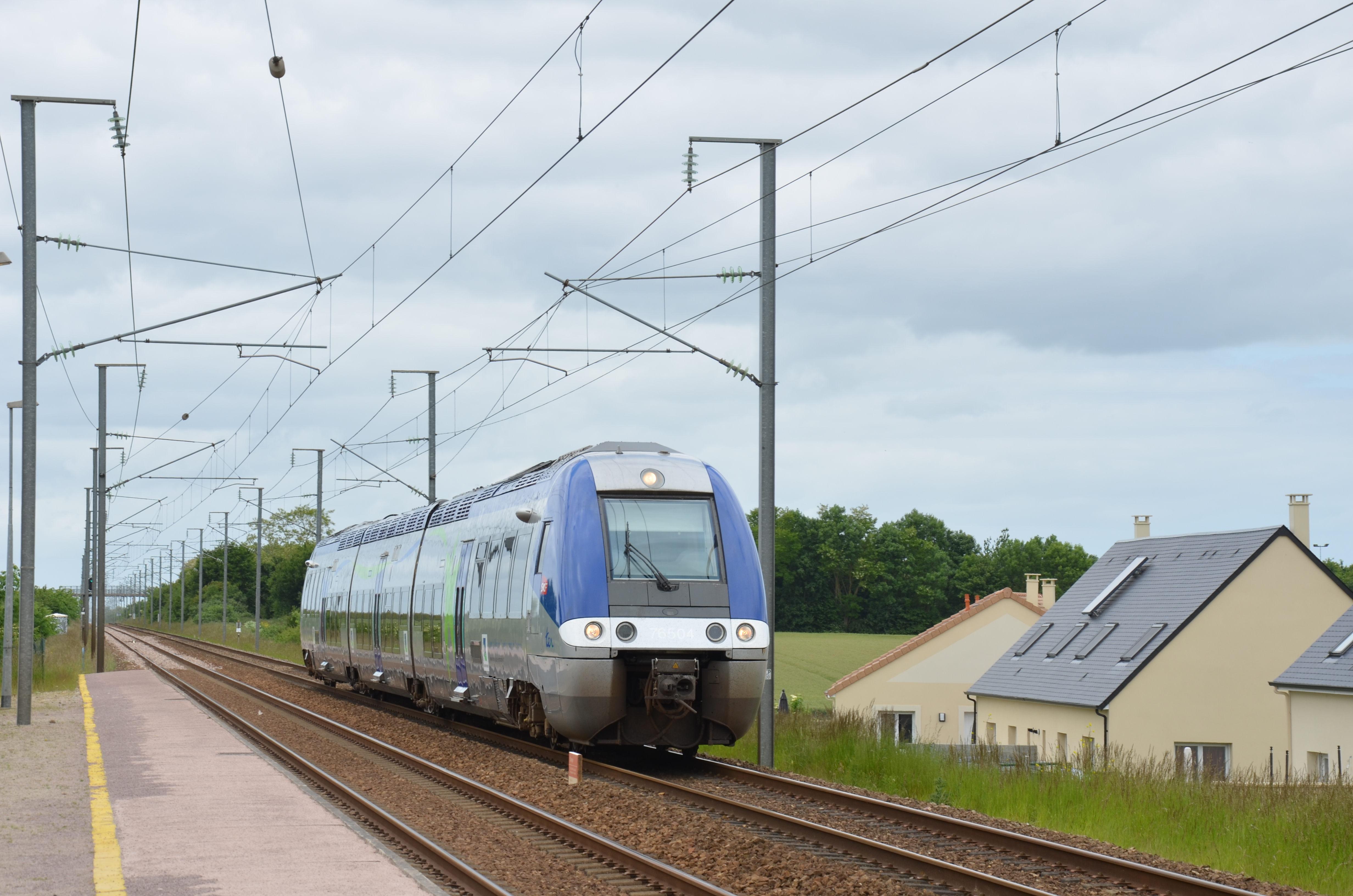 X 76503 en gare de Frénouville-Cagny