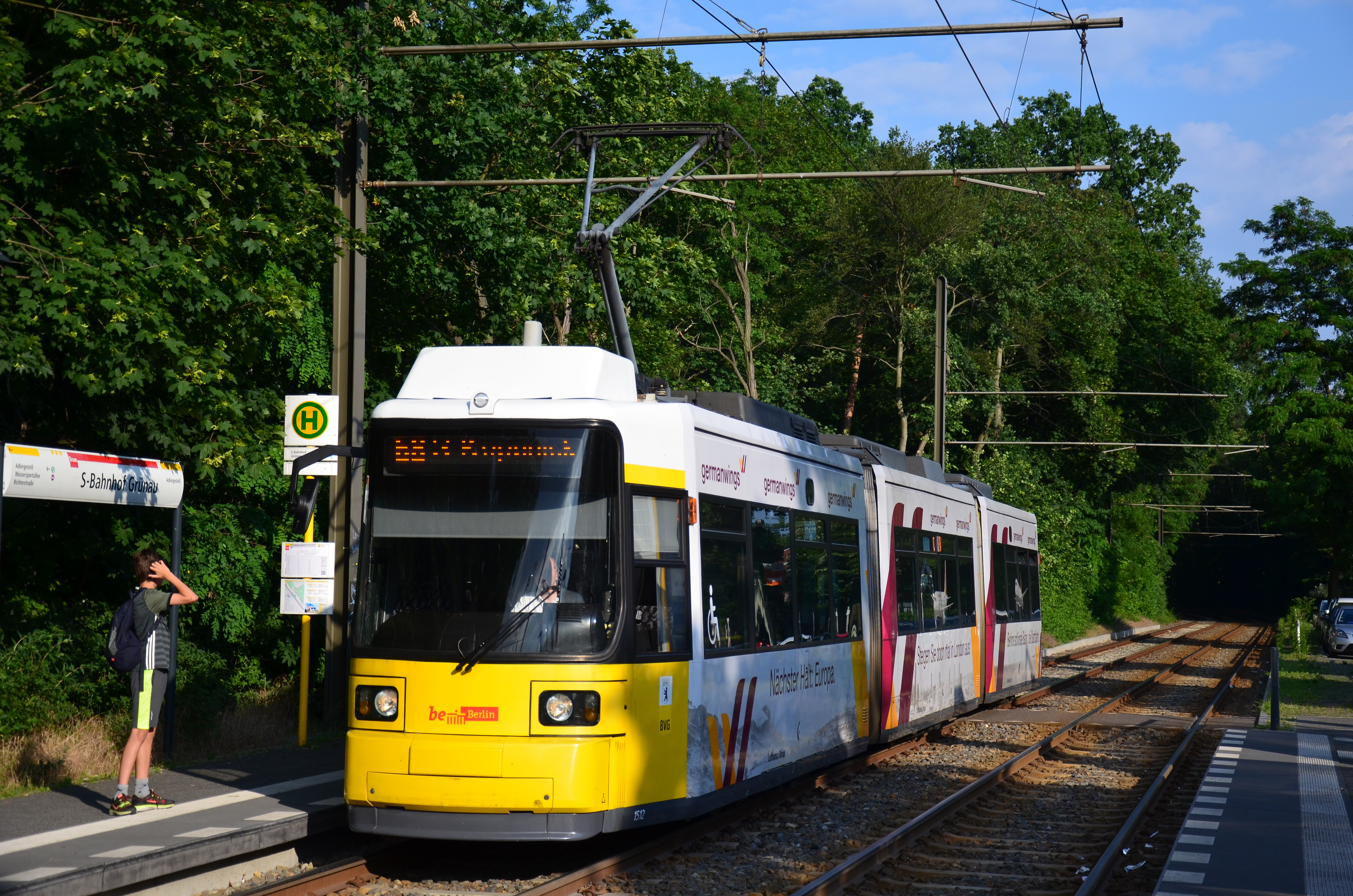Zweirichtungs-Niederflurwagen des Typs GT6N-ZR.2 Linie 68 BVG - S-Bahnhof Grünau