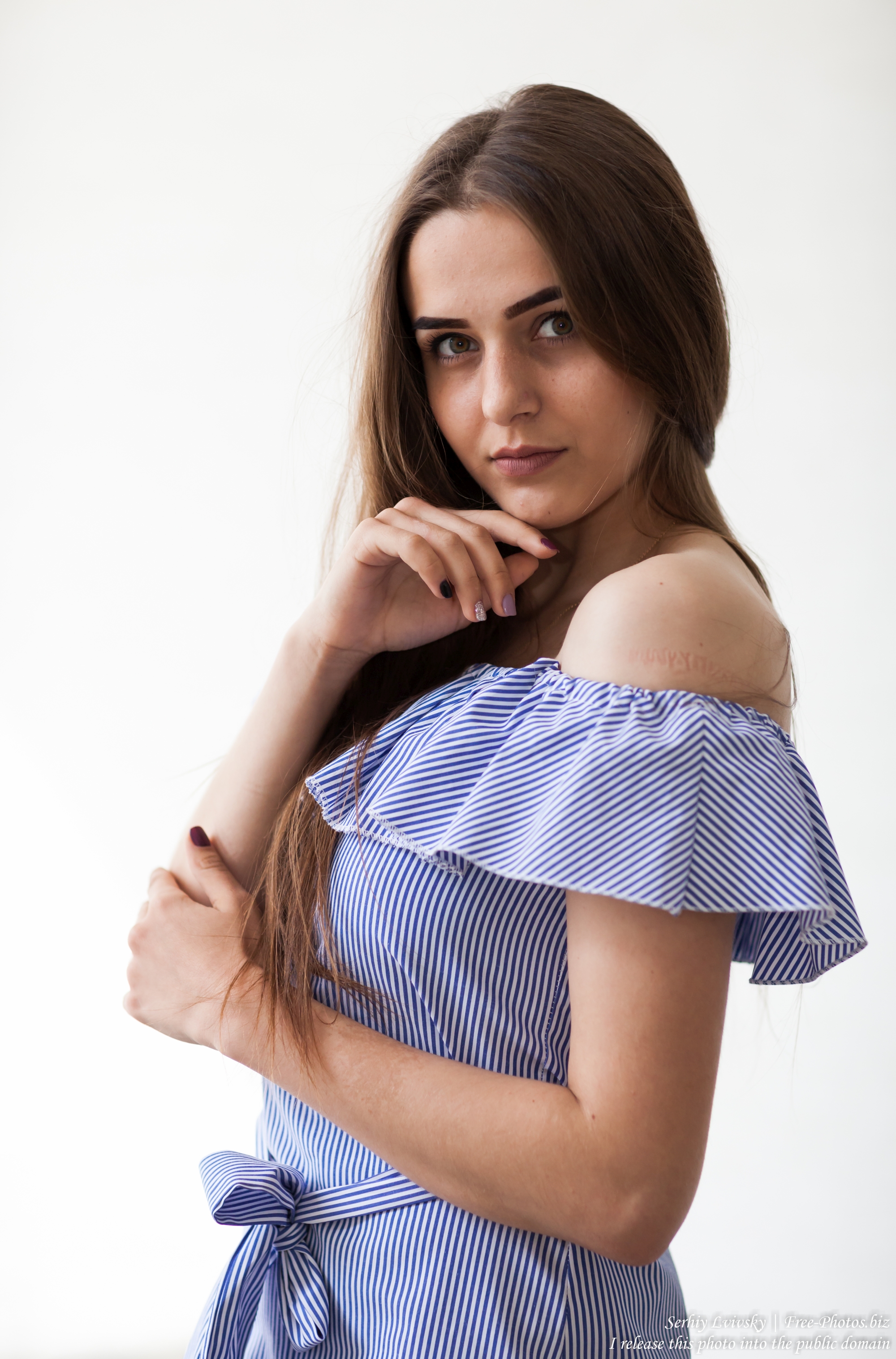 olena_a_20-year-old_brunette_girl_photographed_in_june_2017_by_serhiy_lvivsky_01