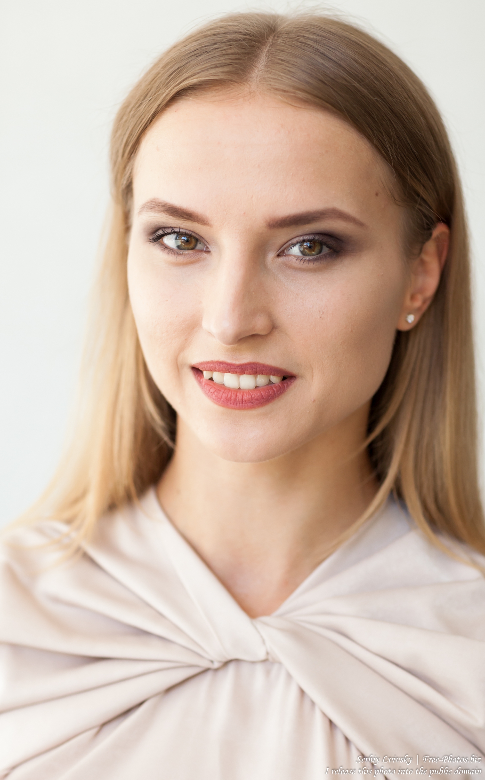 marta_a_21-year-old_natural_blonde_catholic_girl_photographed_by_serhiy_lvivsky_in_august_2017_08
