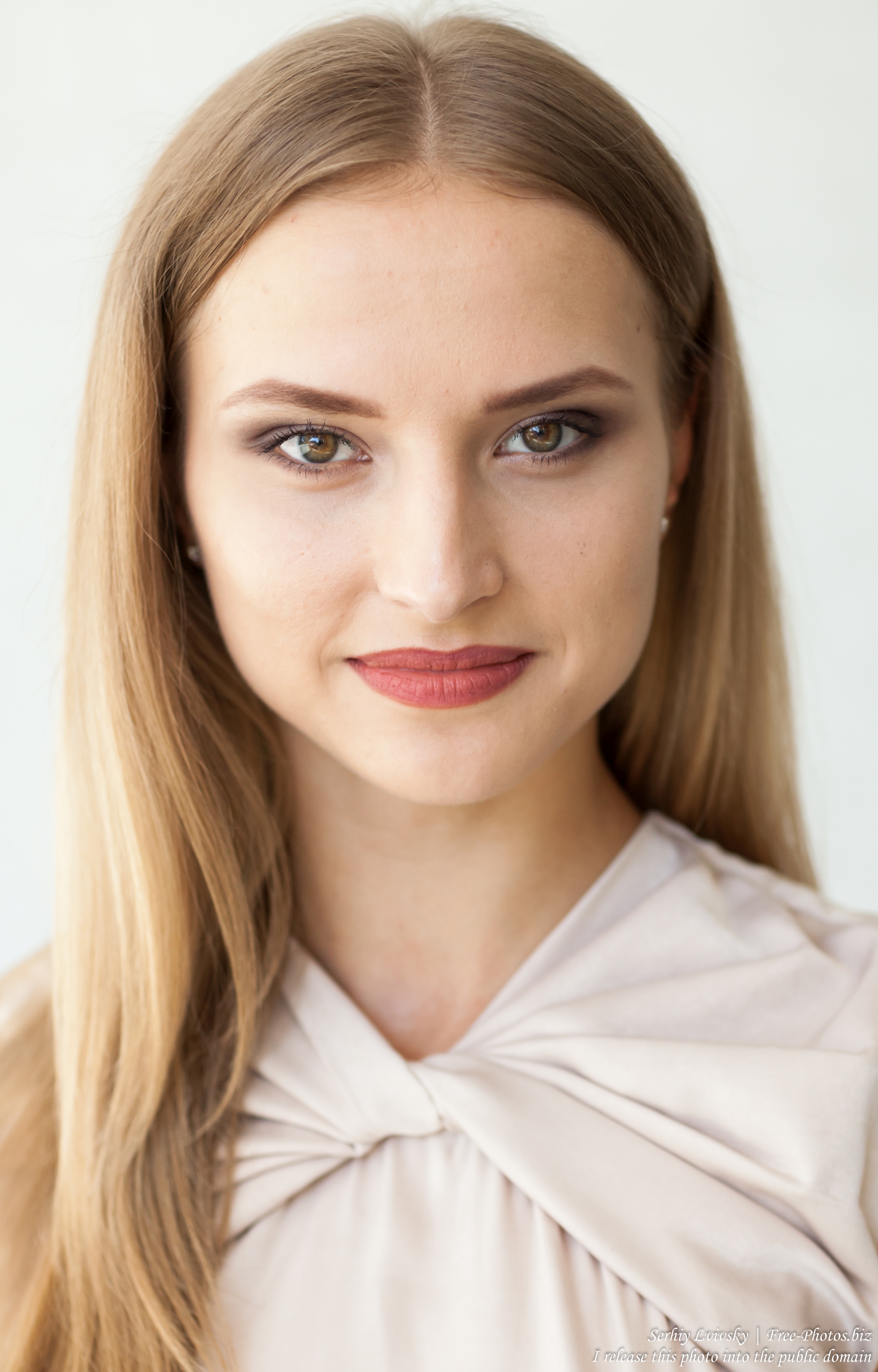 marta_a_21-year-old_natural_blonde_catholic_girl_photographed_by_serhiy_lvivsky_in_august_2017_15