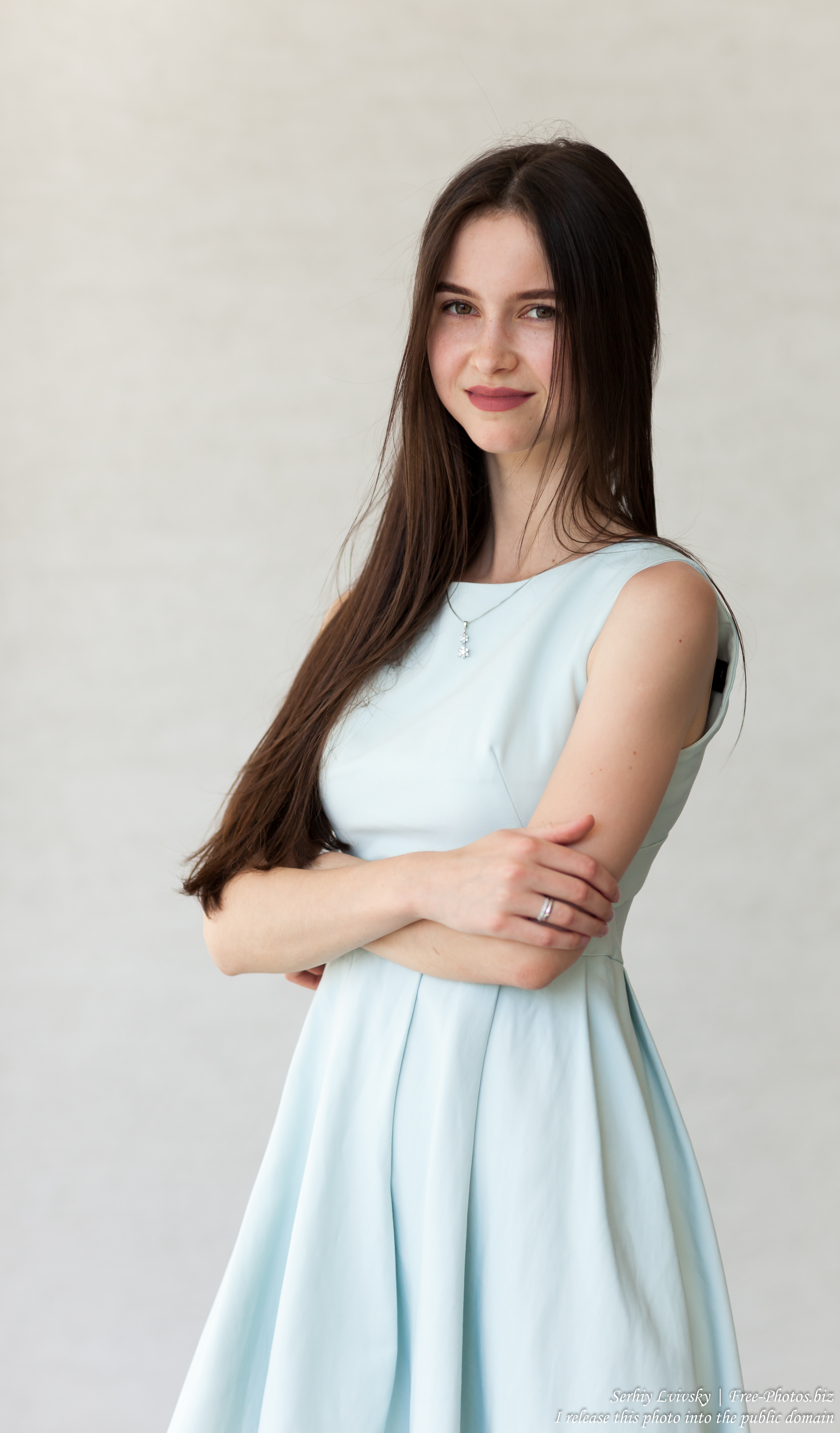vika_a_25-year-old_brunette_woman_photographed_by_serhiy_lvivsky_in_july_2018_04