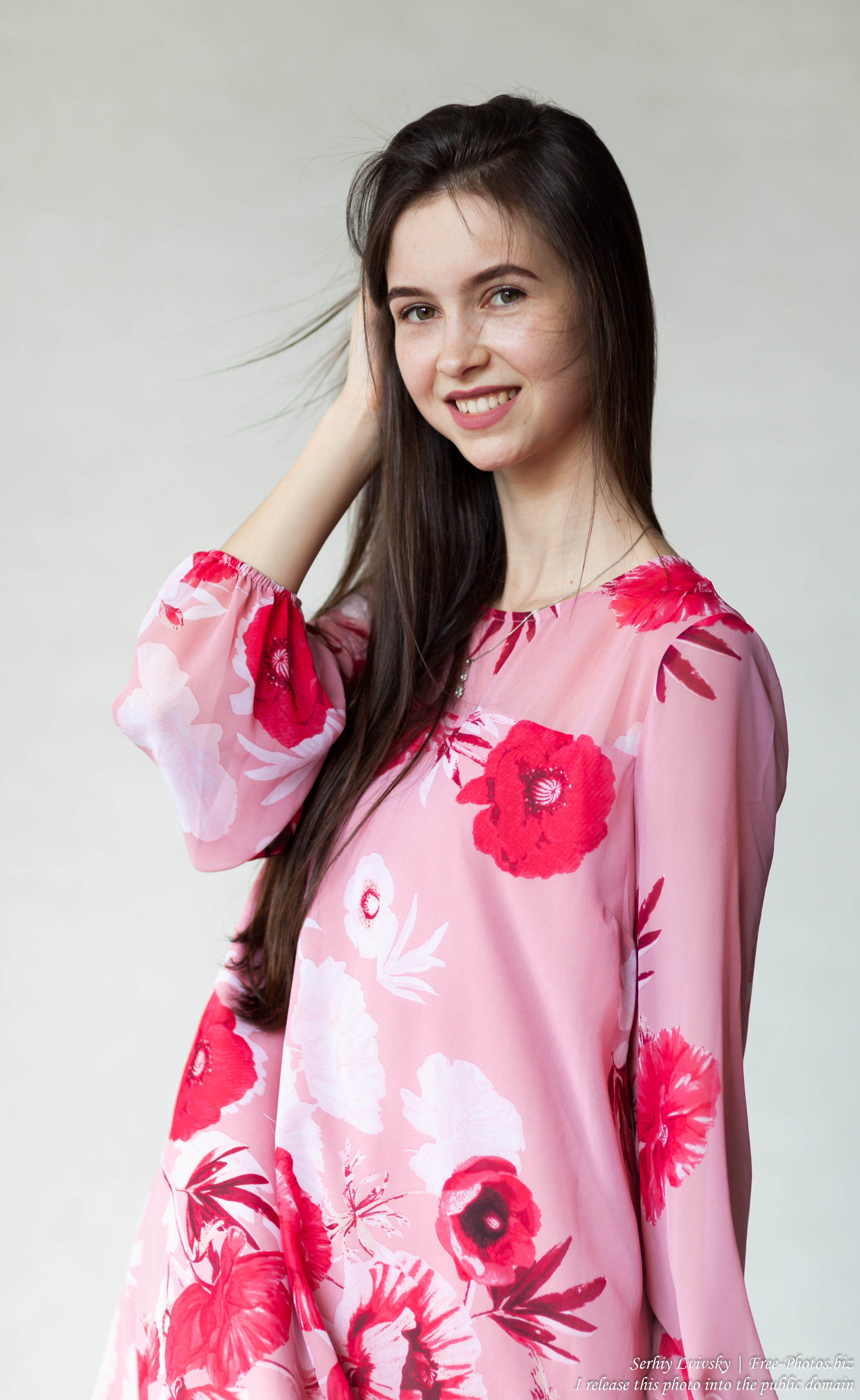 vika_a_25-year-old_brunette_woman_photographed_by_serhiy_lvivsky_in_july_2018_38