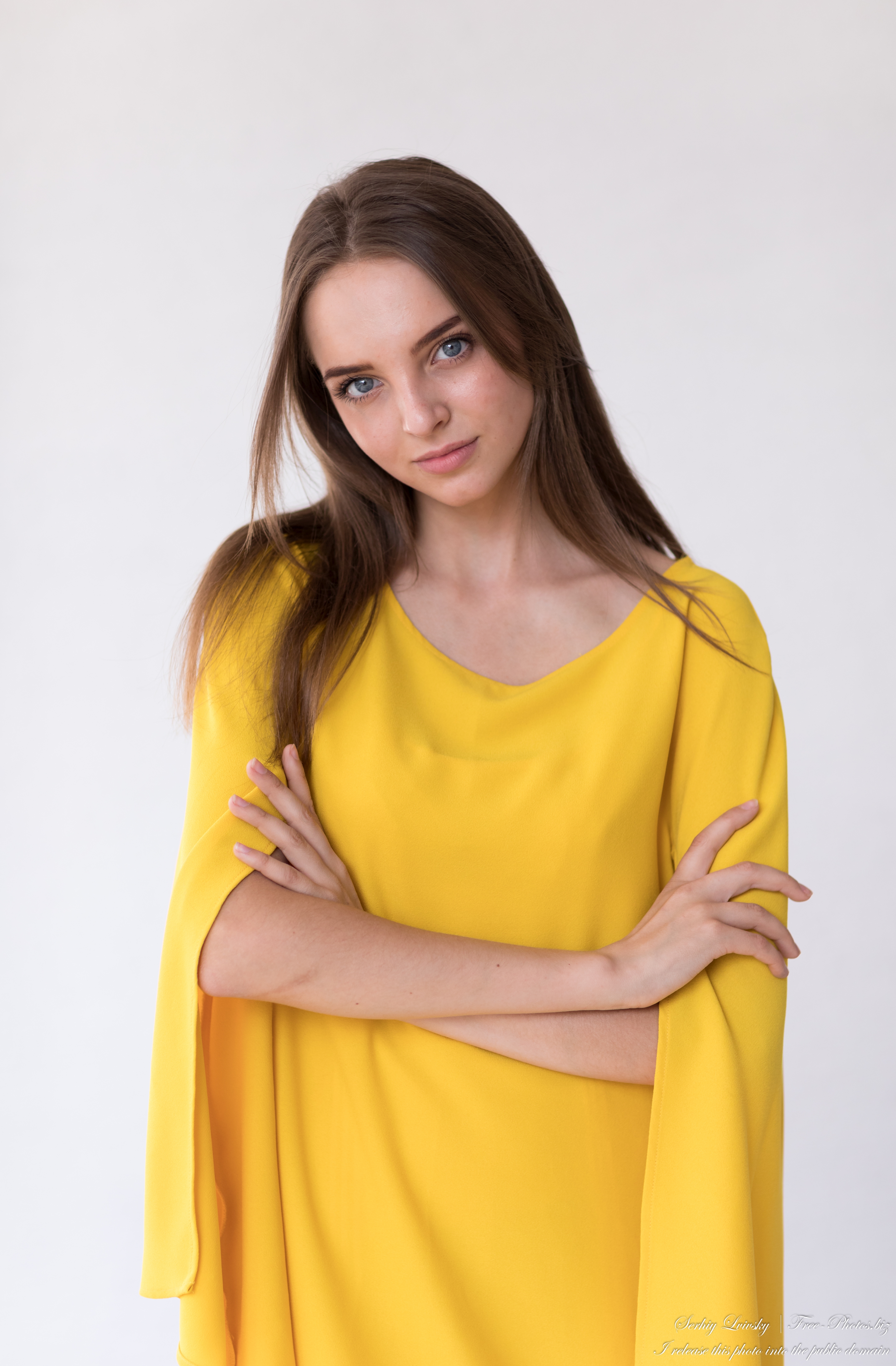 vika_a_17-year-old_girl_photographed_by_serhiy_lvivsky_in_sept_2020_02