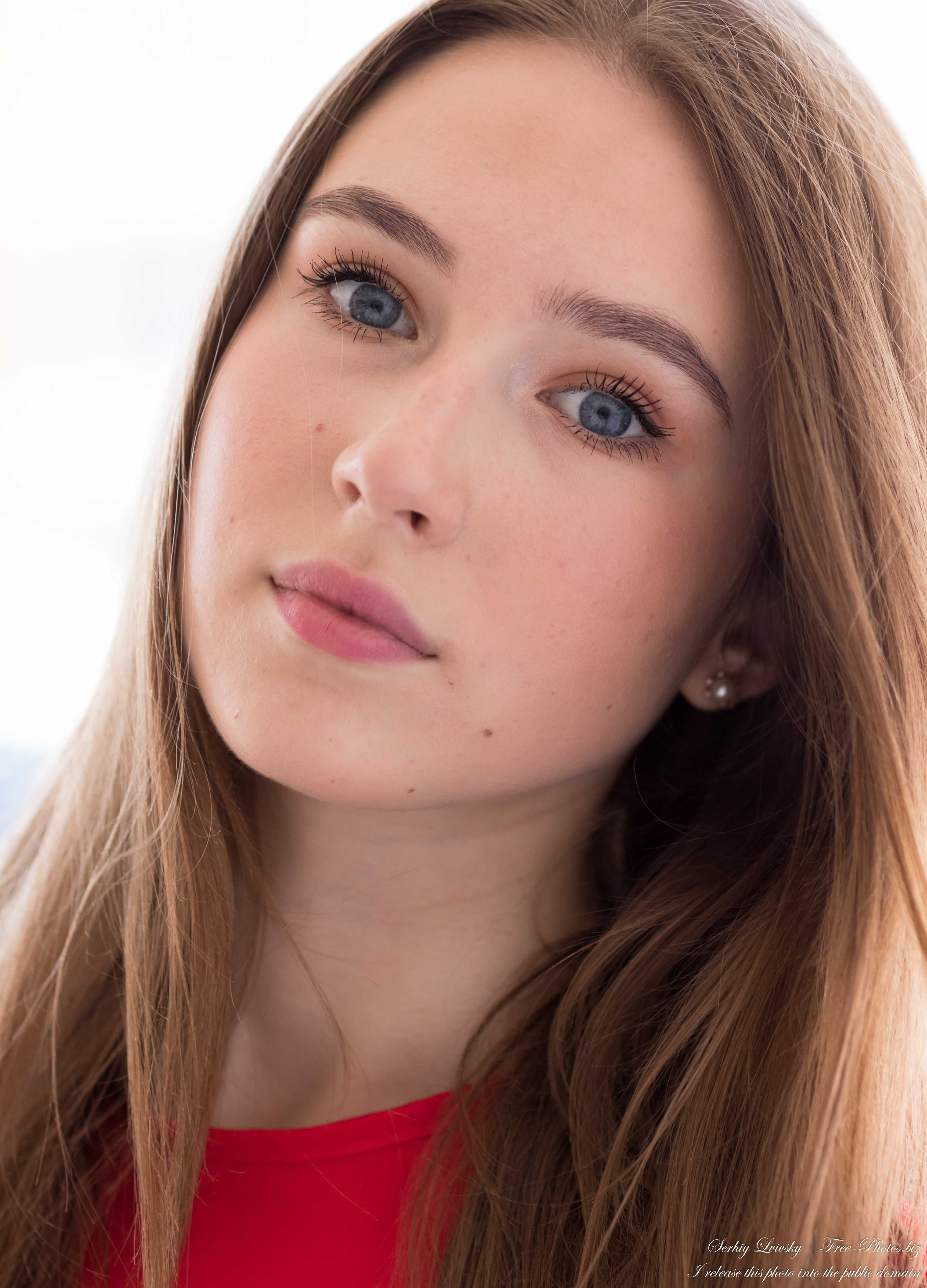 vika_an_18-year-old_girl_with_blue_eyes_and_natural_fair_hair_07