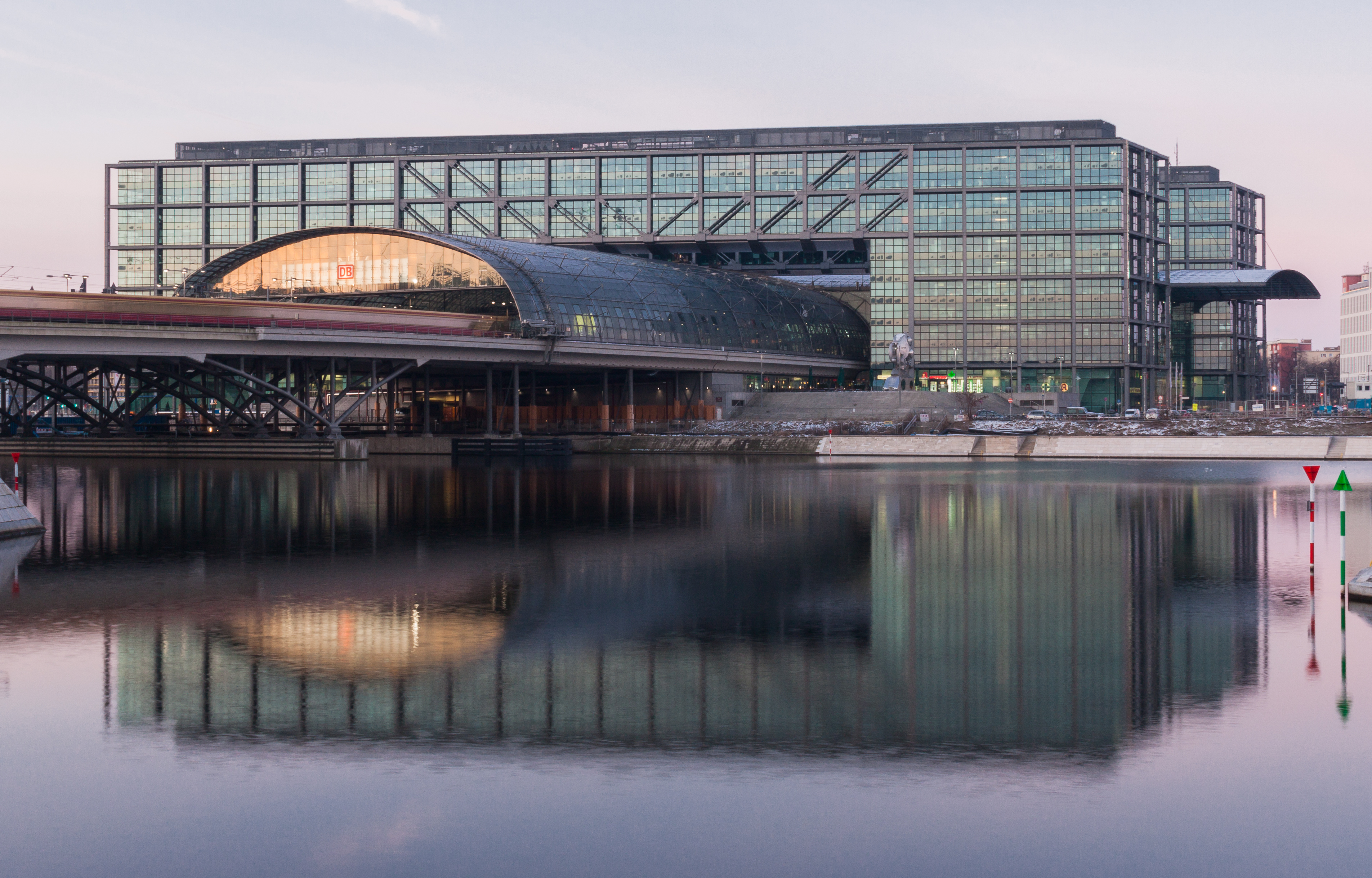 141227 Berlin Hauptbahnhof Ostseite
