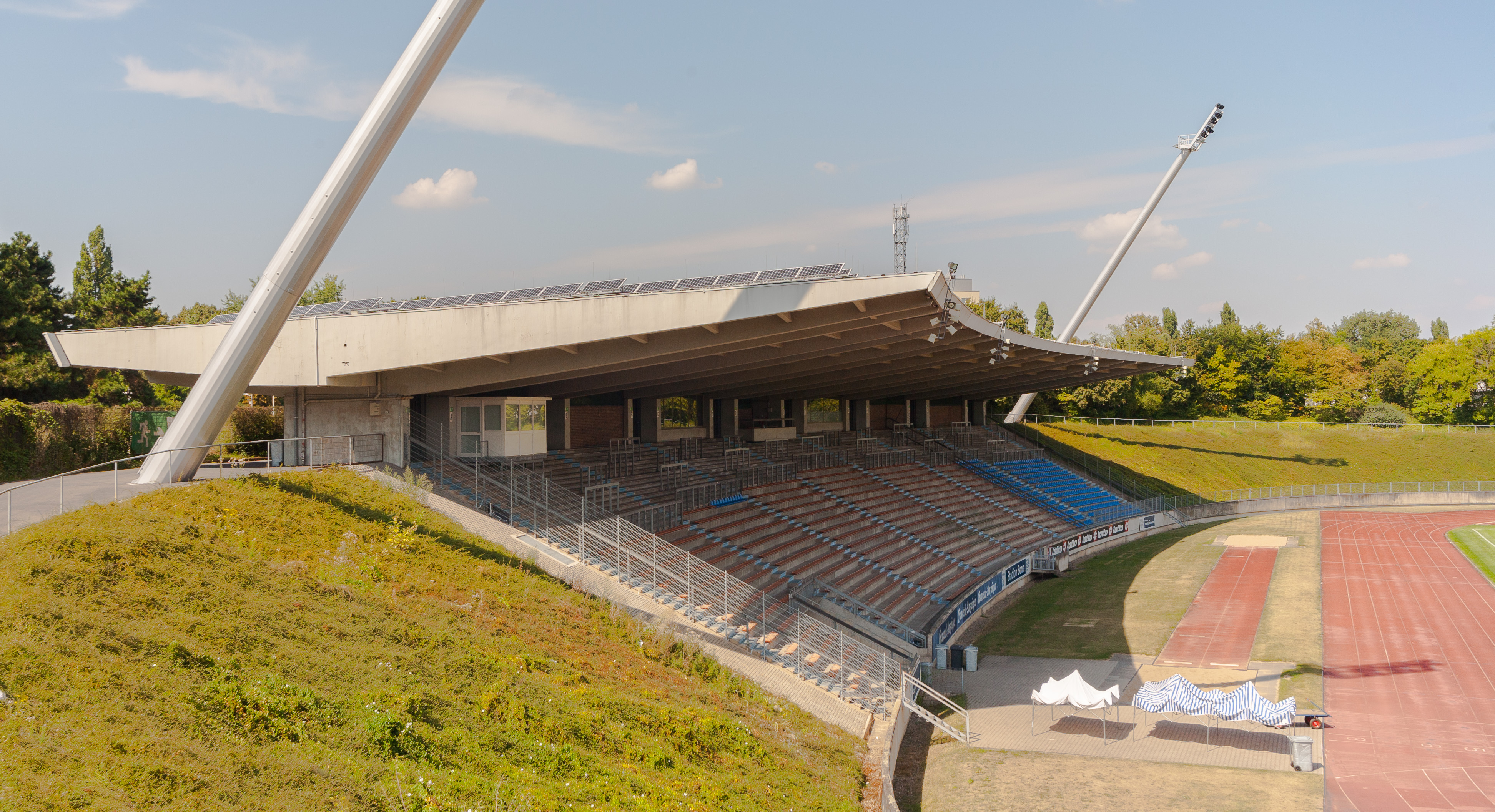 2013-08-23 Sportpark Nord, Bonn - Stadion-Tribüne; Ansicht aus Südost IMG 5115