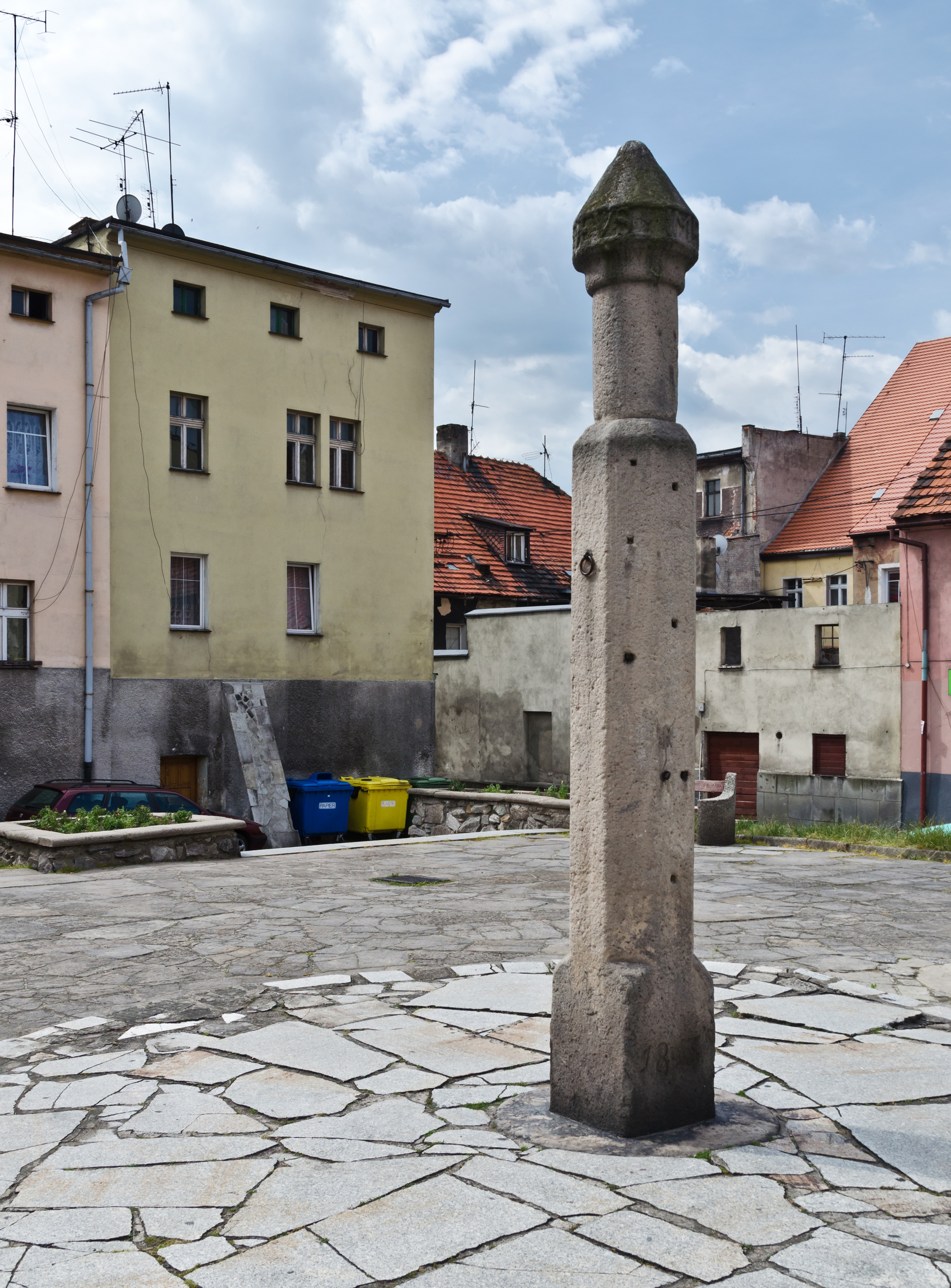 2014 Bystrzyca Kłodzka, pręgierz 01