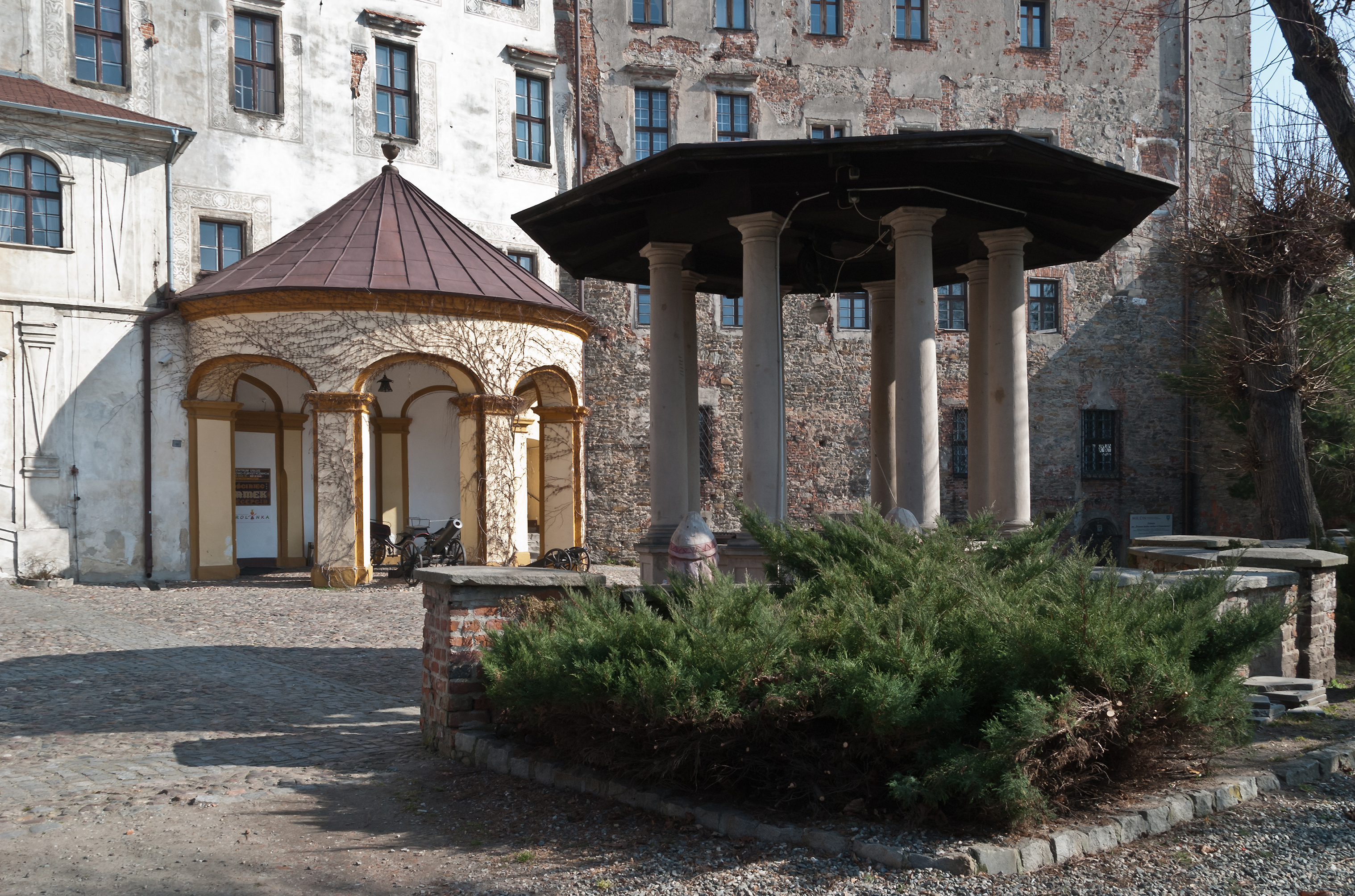 2014 Otmuchów, zespół zamkowy, park 06