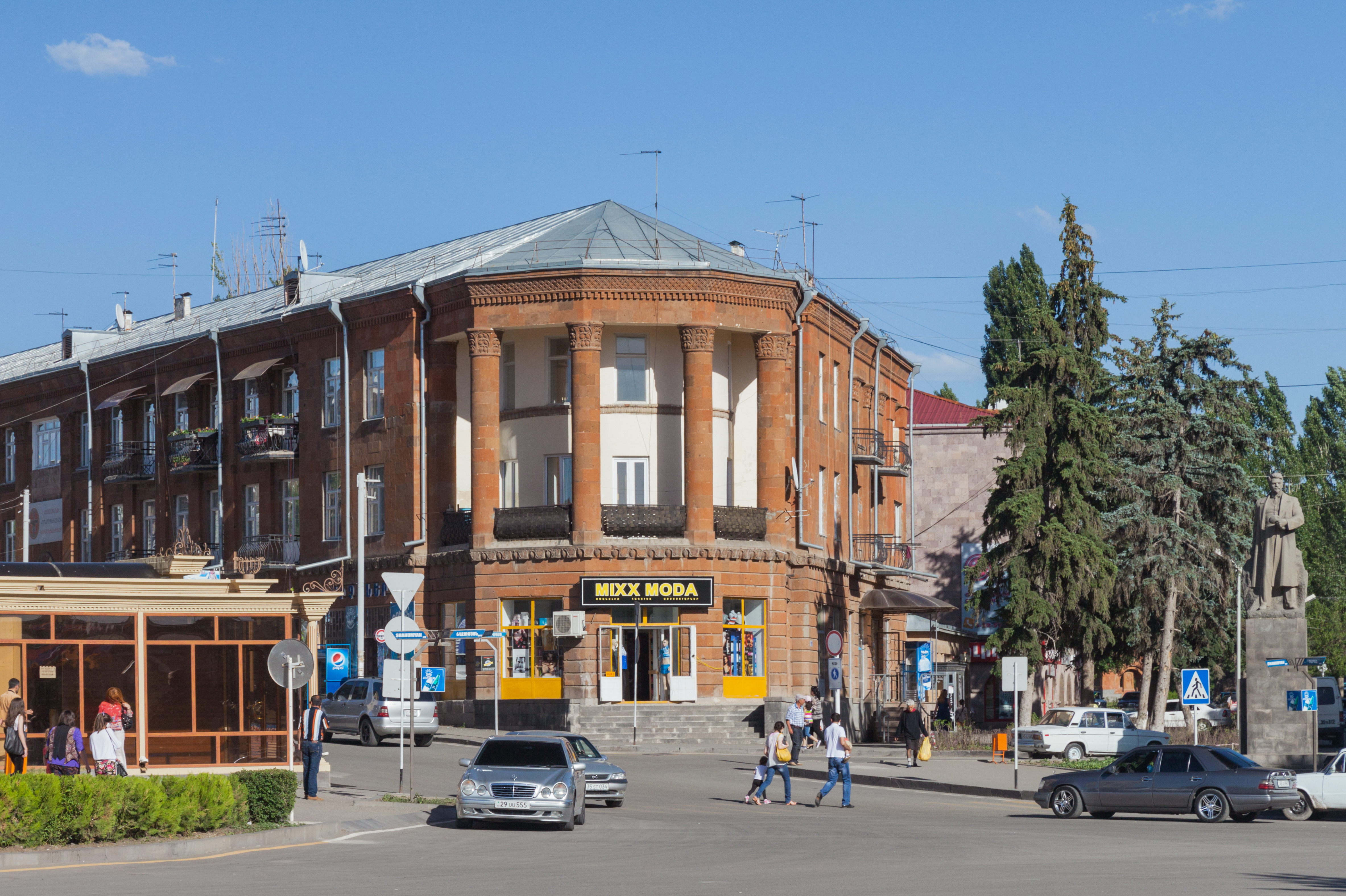 2014 Prowincja Szirak, Giumri, Budynek na skrzyżowaniu
