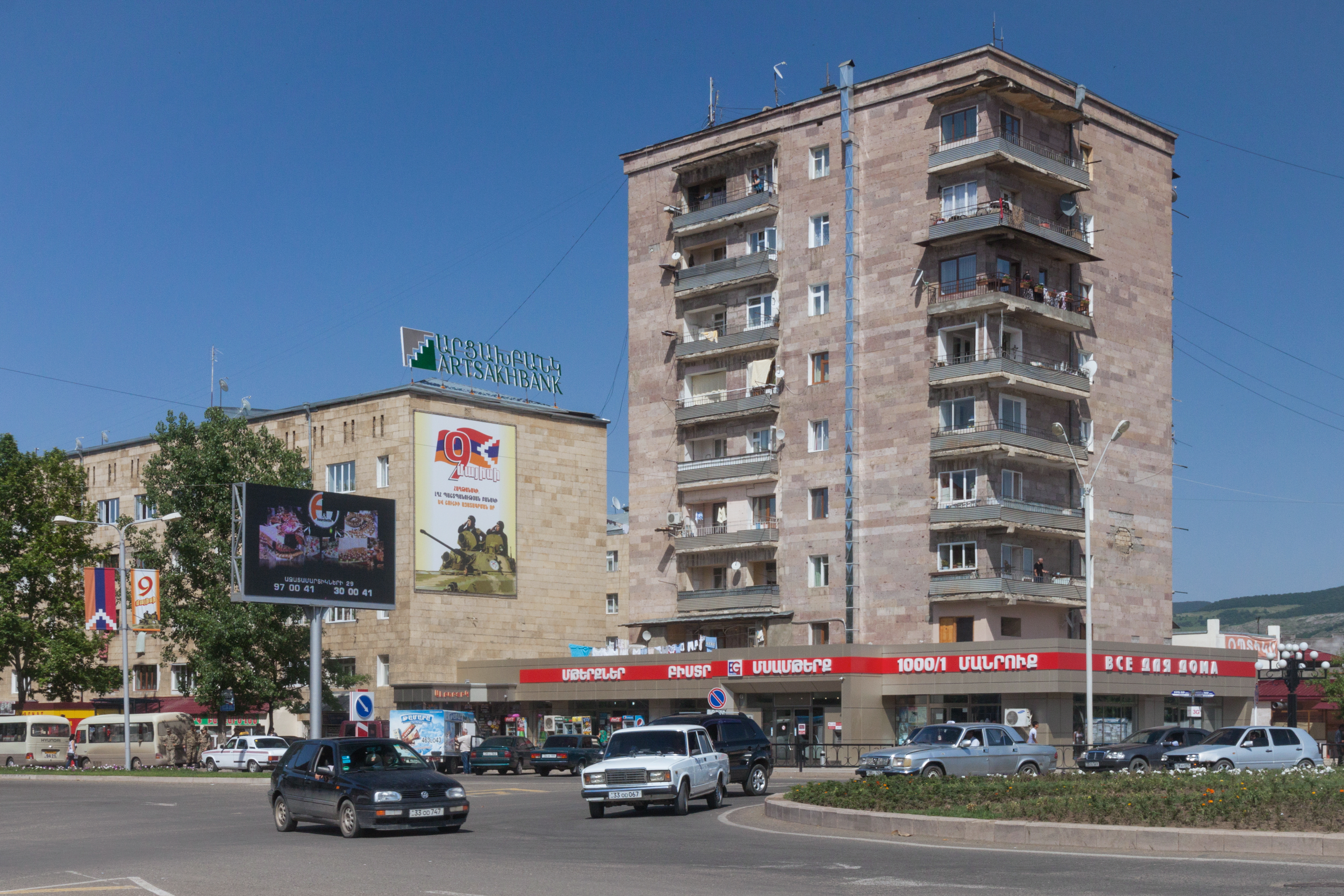2014 Stepanakert, Budynki przy rondzie Placu Wolności