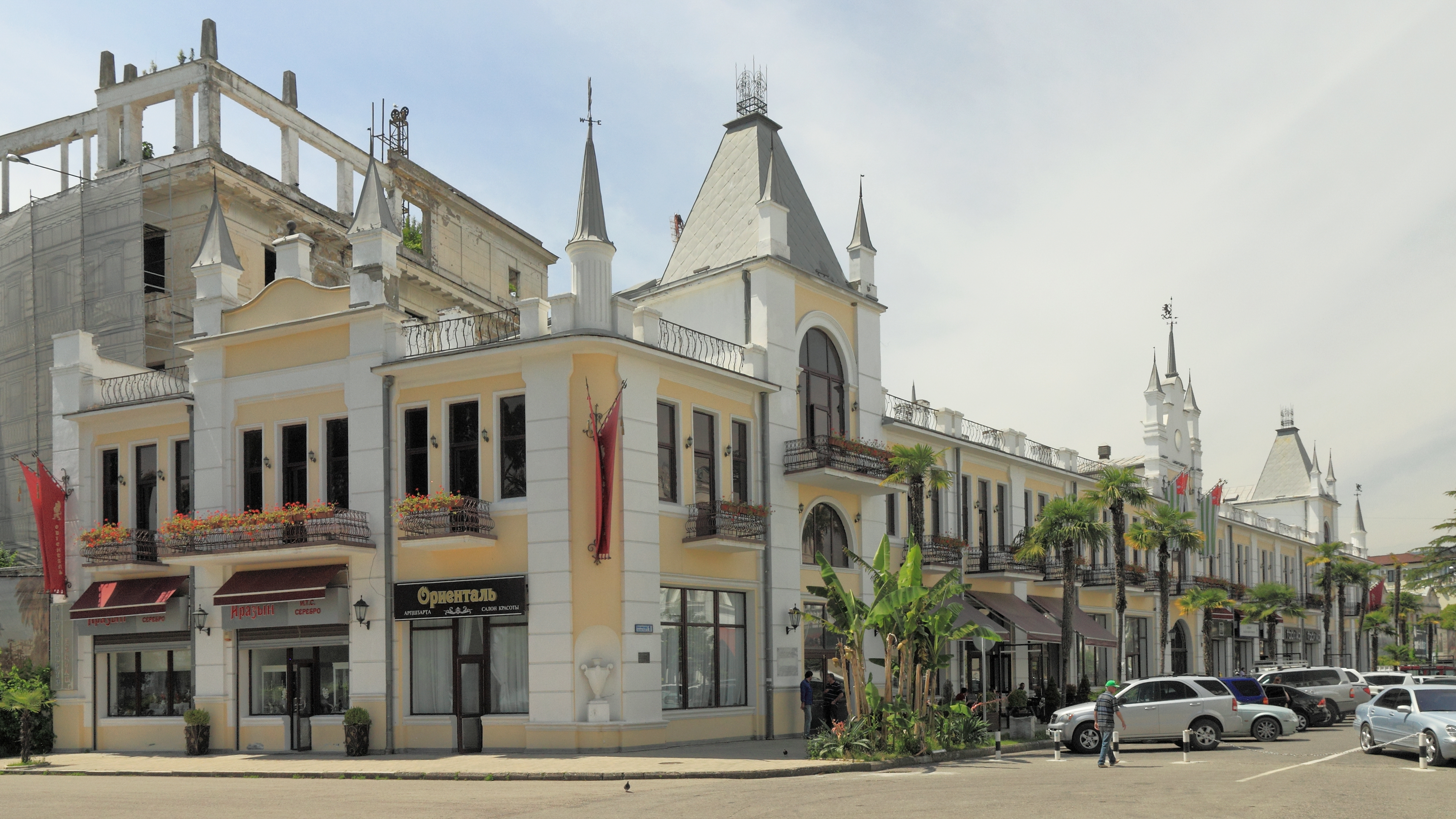 2014 Suchum, Budynek hotelu Abchazja (02)