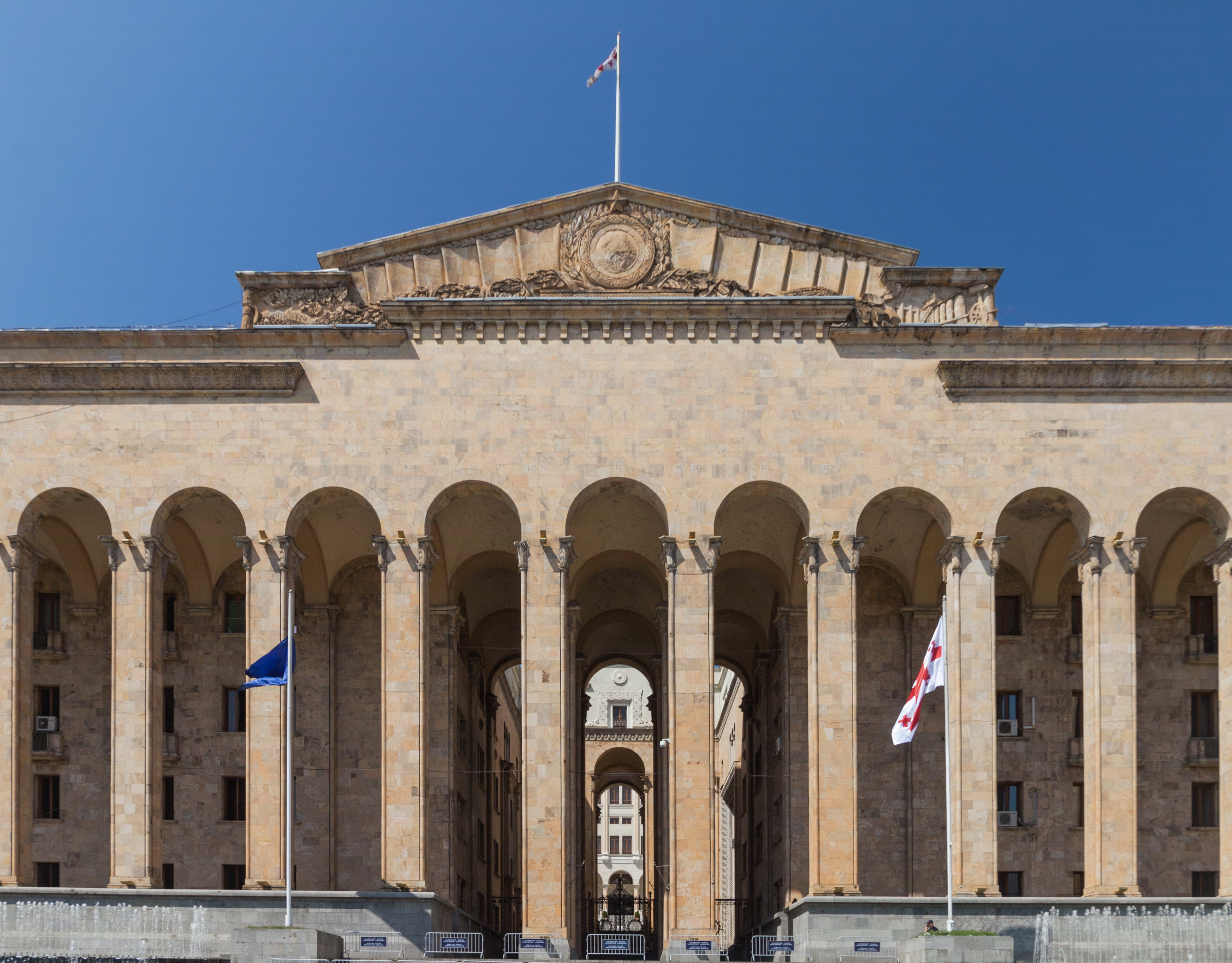 2014 Tbilisi, Stary budynek parlamentu (01)