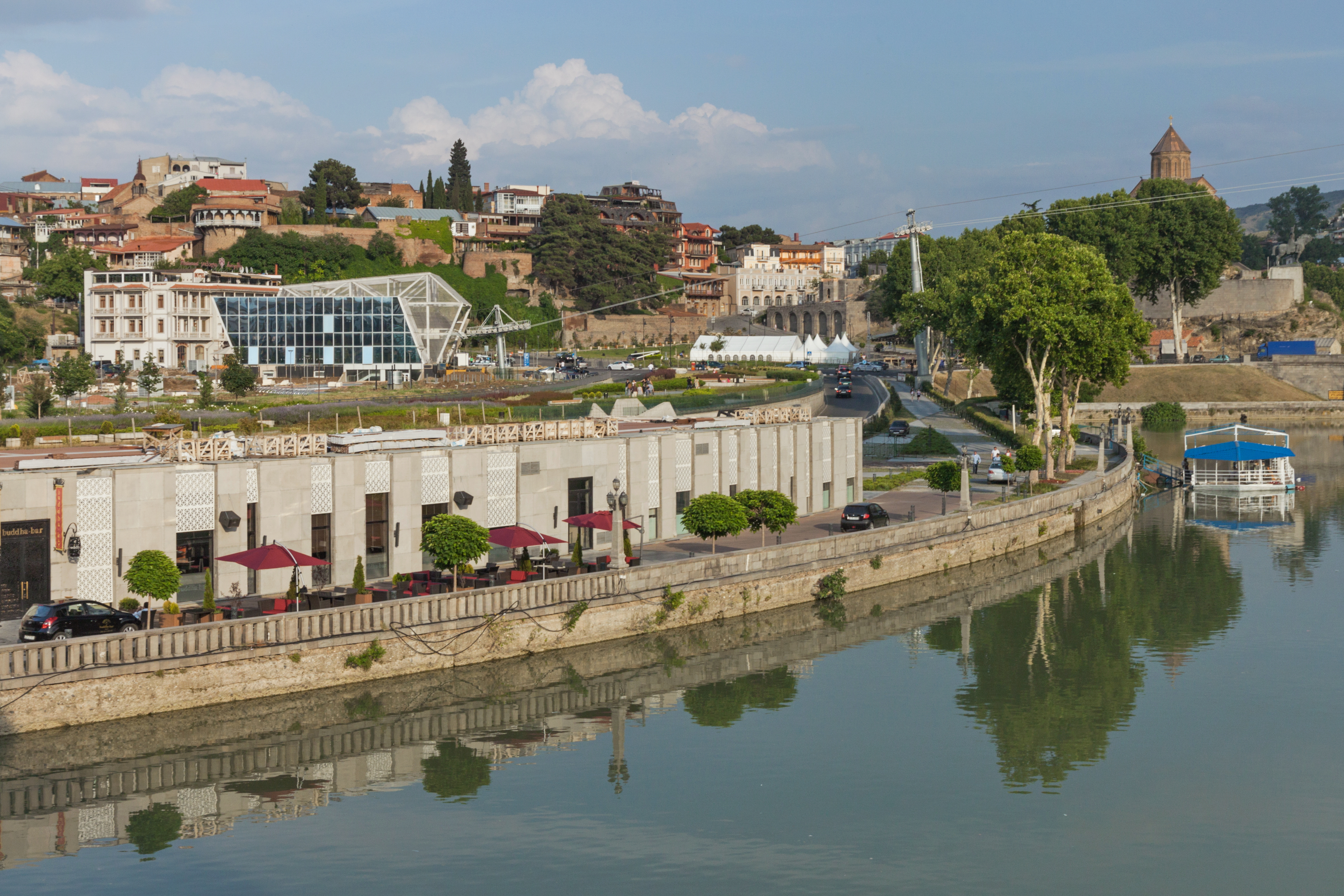 2014 Tbilisi, Widok z Mostu Pokoju na rzekę Kura i jej okolice (04)