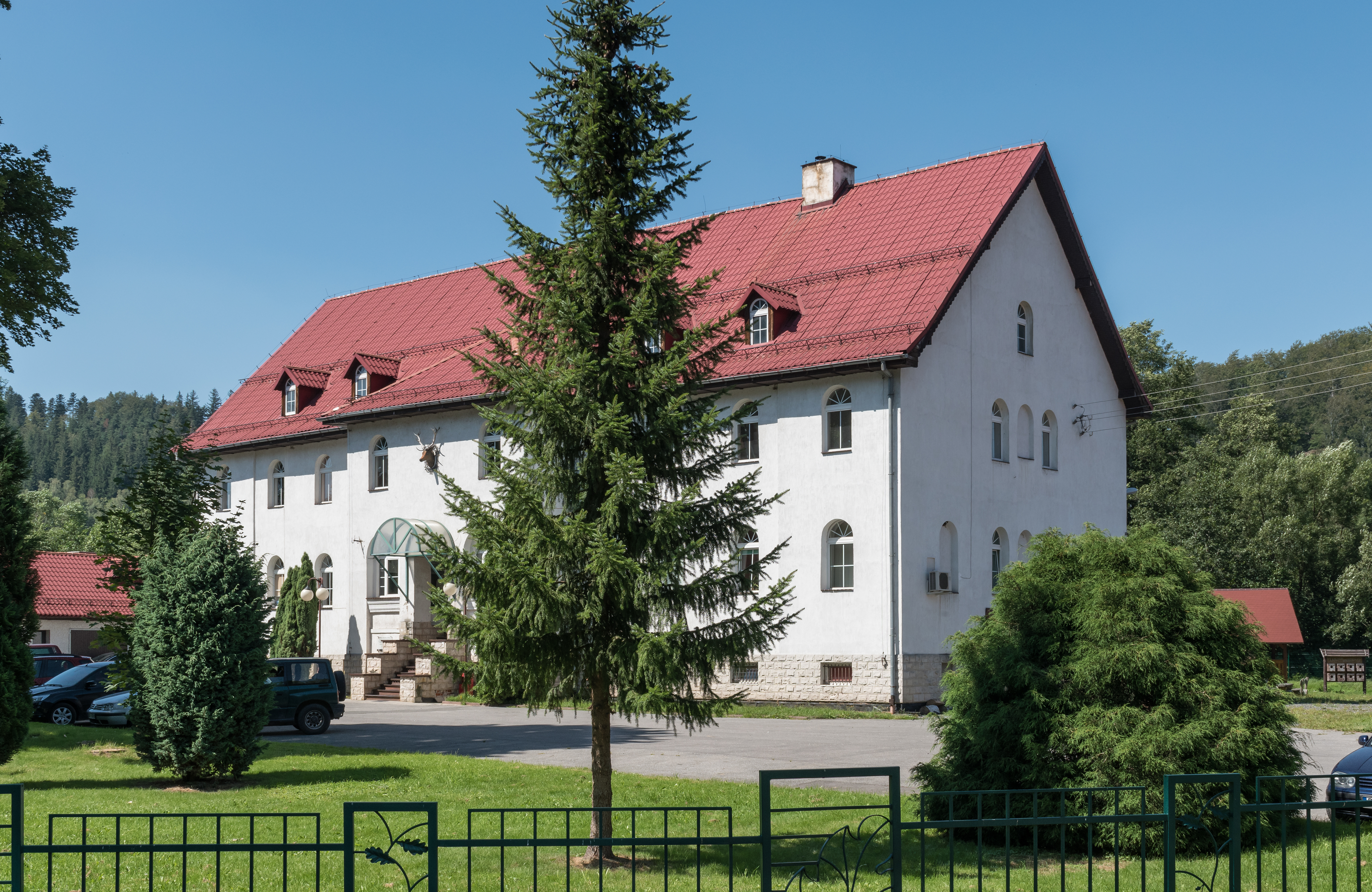 2016 Budynek nadleśnictwa w Strachocinie 1