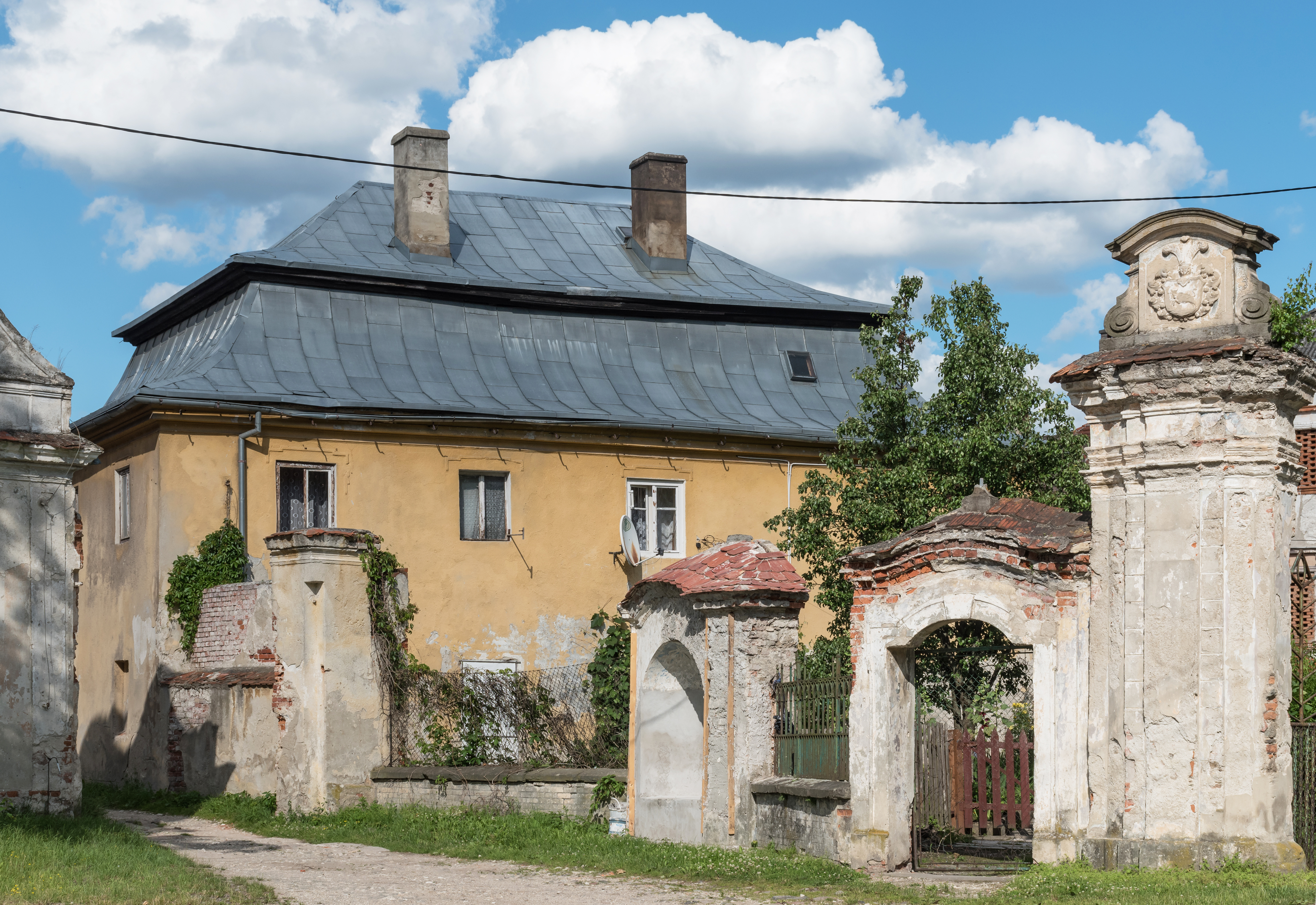 2016 Dwór w Ołdrzychowicach Kłodzkich, oficyna mieszkalna
